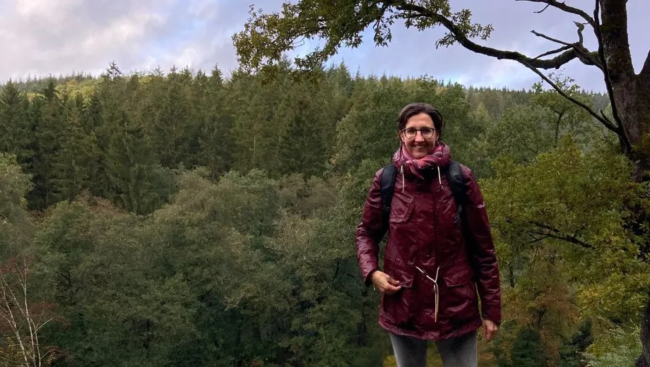 Reisspecialist Susan geniet van het uitzicht in de bosrijke omgeving van Eislek, Luxemburg.