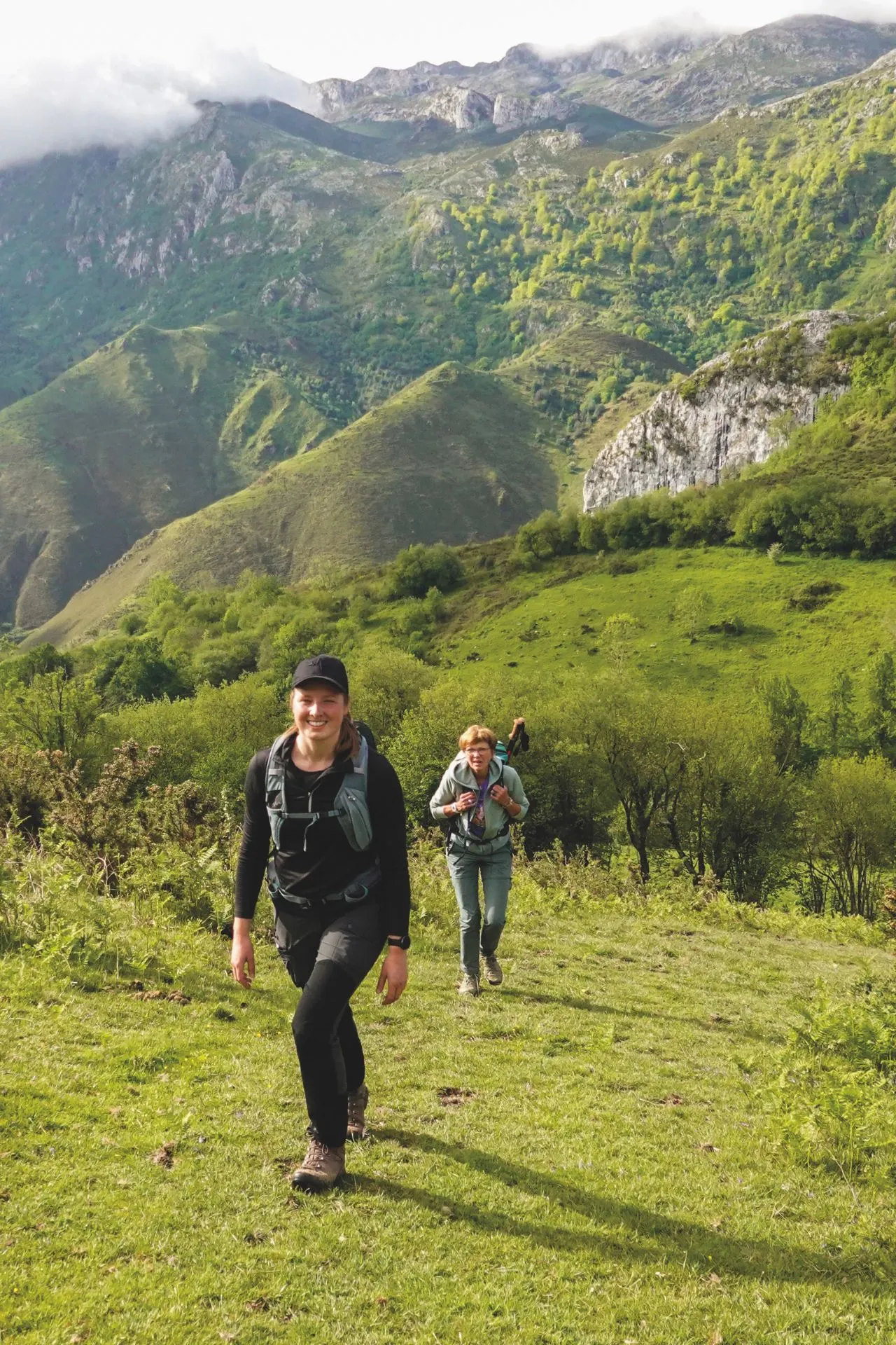 Actieve Sawadee groepsreis met wandeltocht door groen berglandschap. Sawadee rondreizen staan voor actief ontdekken en veel afwisseling. Tijdens wandelingen door bergachtig landschap ervaar je de natuur van dichtbij. Je reist samen in een groep, maar bepaalt onderweg ook deels je eigen tempo. Ideaal voor reizigers die natuur, beweging en vrijheid willen combineren binnen een goed georganiseerde groepsreis.