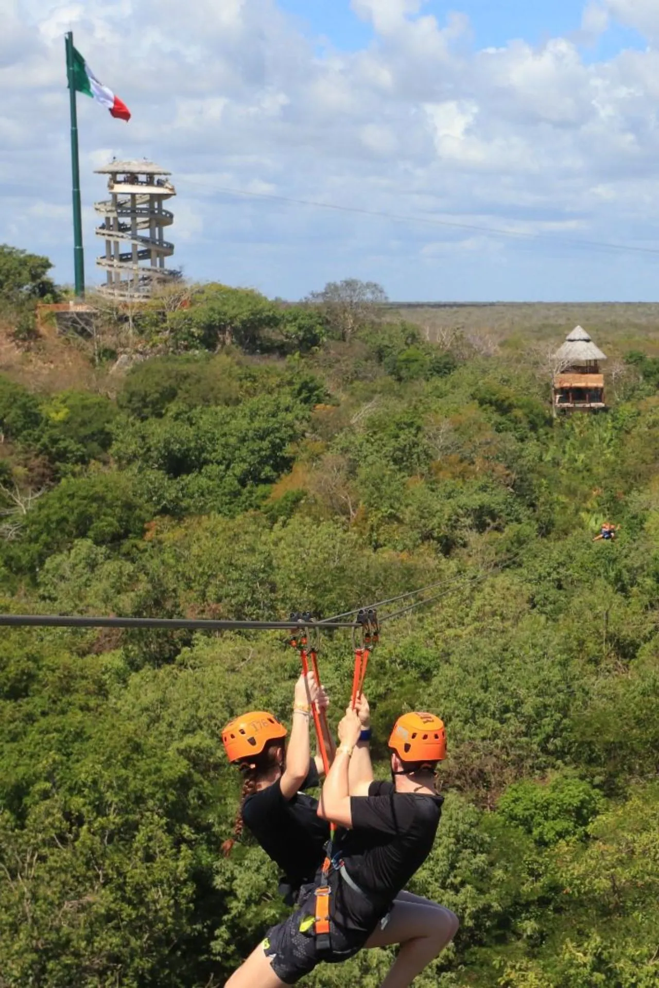 Avontuurlijke zipline-ervaring boven de jungle van Yucatán in Mexico. In het populaire Xplor Park vliegen bezoekers hoog boven de boomtoppen en genieten zij van spectaculaire uitzichten over de natuur. Een van de leukste activiteiten tijdens een rondreis door Mexico voor reizigers die houden van actie en avontuur.