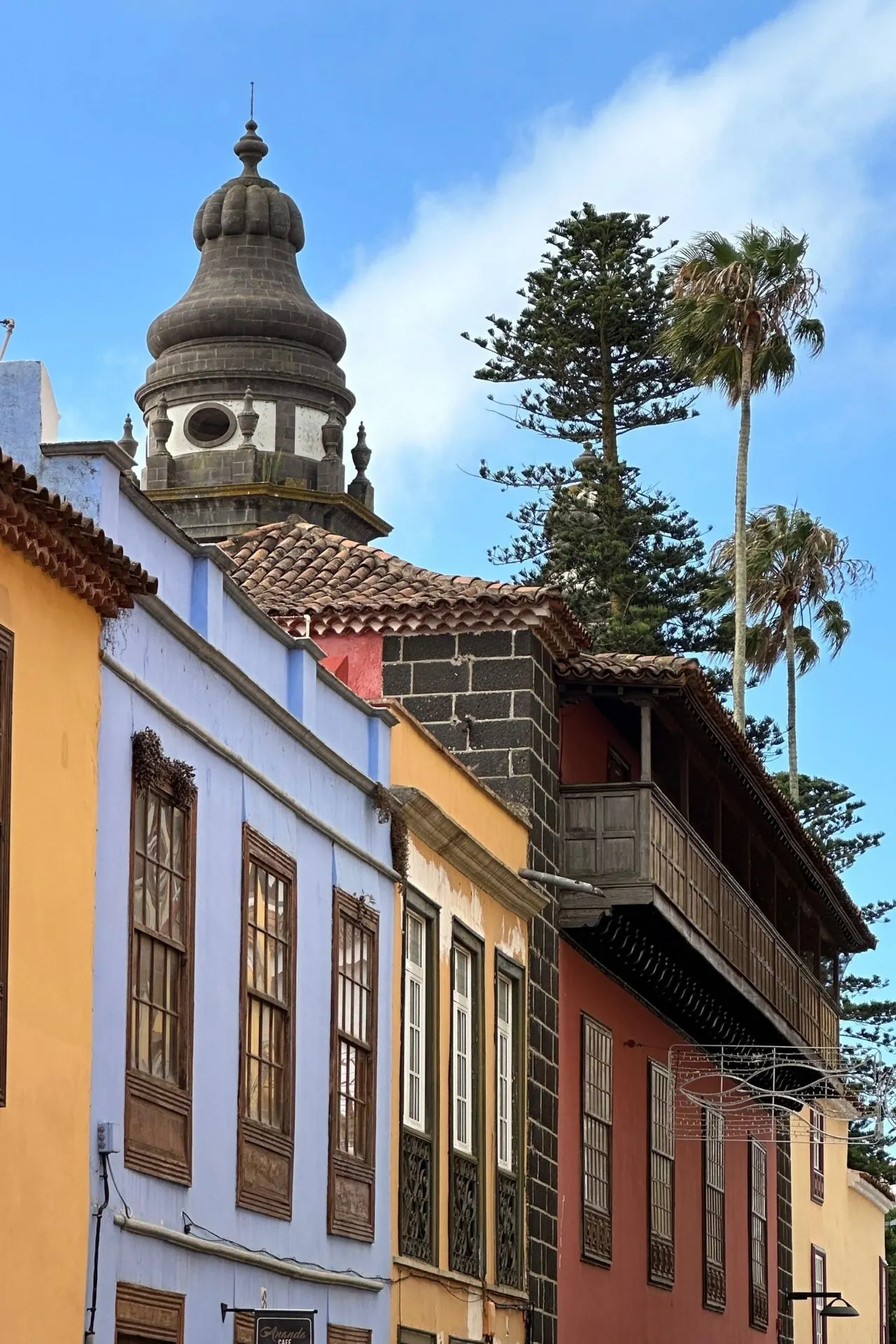 Kleurrijke historische gebouwen en een toren in een oud stadscentrum op Tenerife.