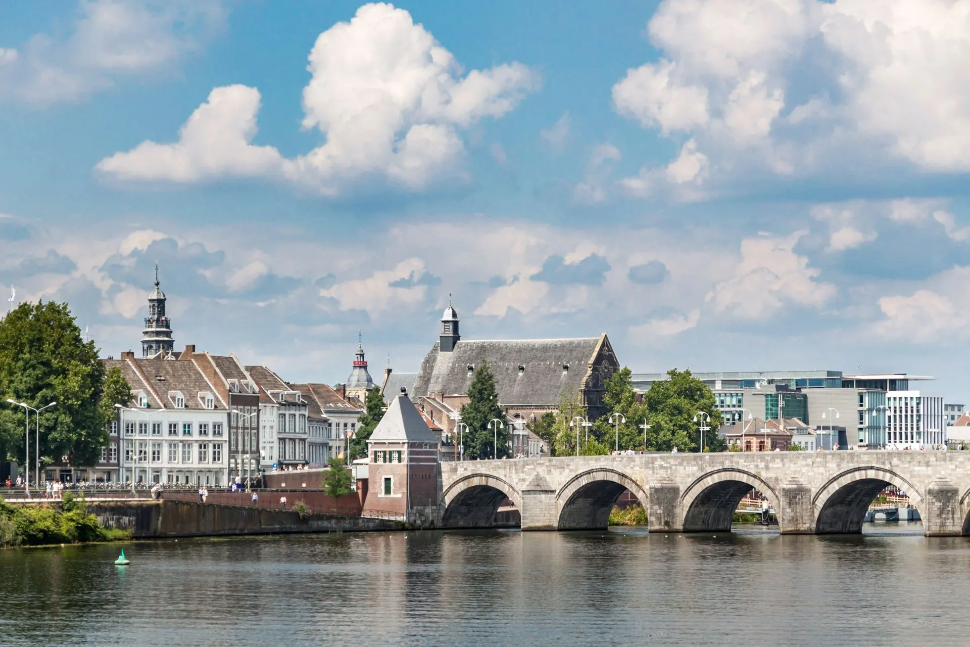 Prachtig uitzicht over Maastricht, de perfecte bestemming voor een stedentrip of vertrekpunt voor vluchten vanaf Maastricht Airport.