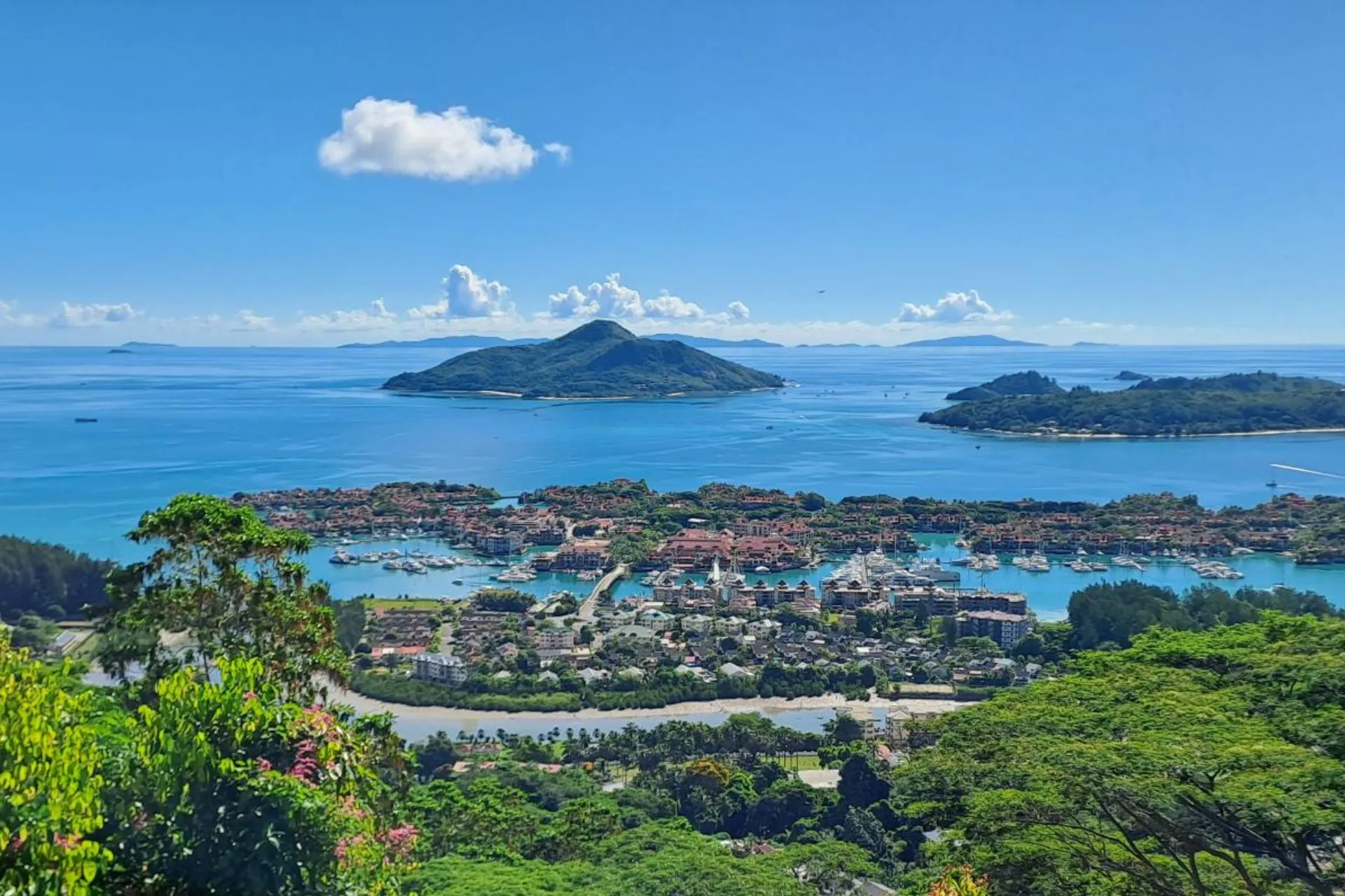 Panoramisch uitzicht over Victoria en Eden Island met luxe jachthavens en groene eilanden op de Seychellen.