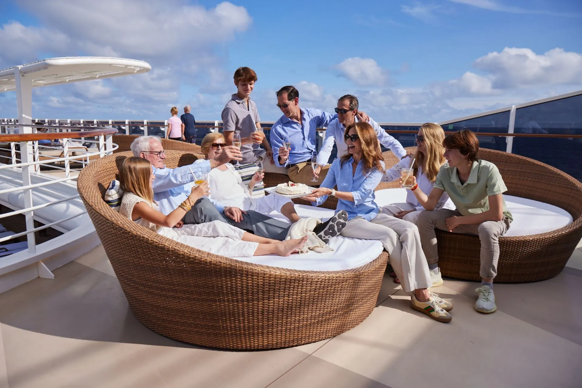 Gasten genieten van premium dranken op het zonnedek van Regent Seven Seas Cruises. Op het zonnedek van Regent Seven Seas Cruises ervaar je de ultieme all‑inclusive luxe. Premium wijnen, champagne en sterke dranken zijn altijd inbegrepen, terwijl de intieme sfeer zorgt voor ontspannen momenten met uitzicht op zee.
