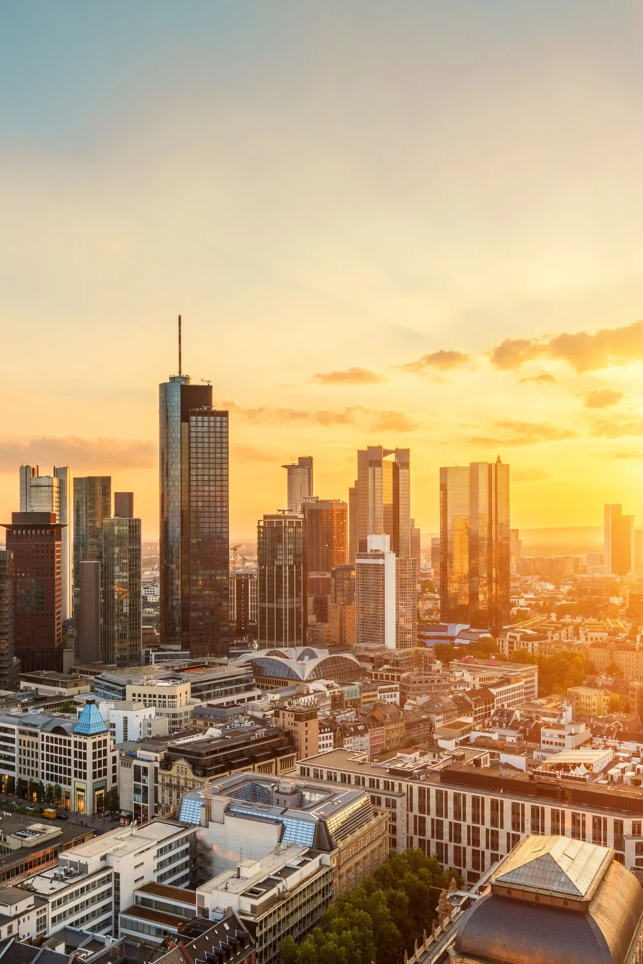 Mooie avond foto waar je de skyline van Frankfurt ziet met een zonsondergang.