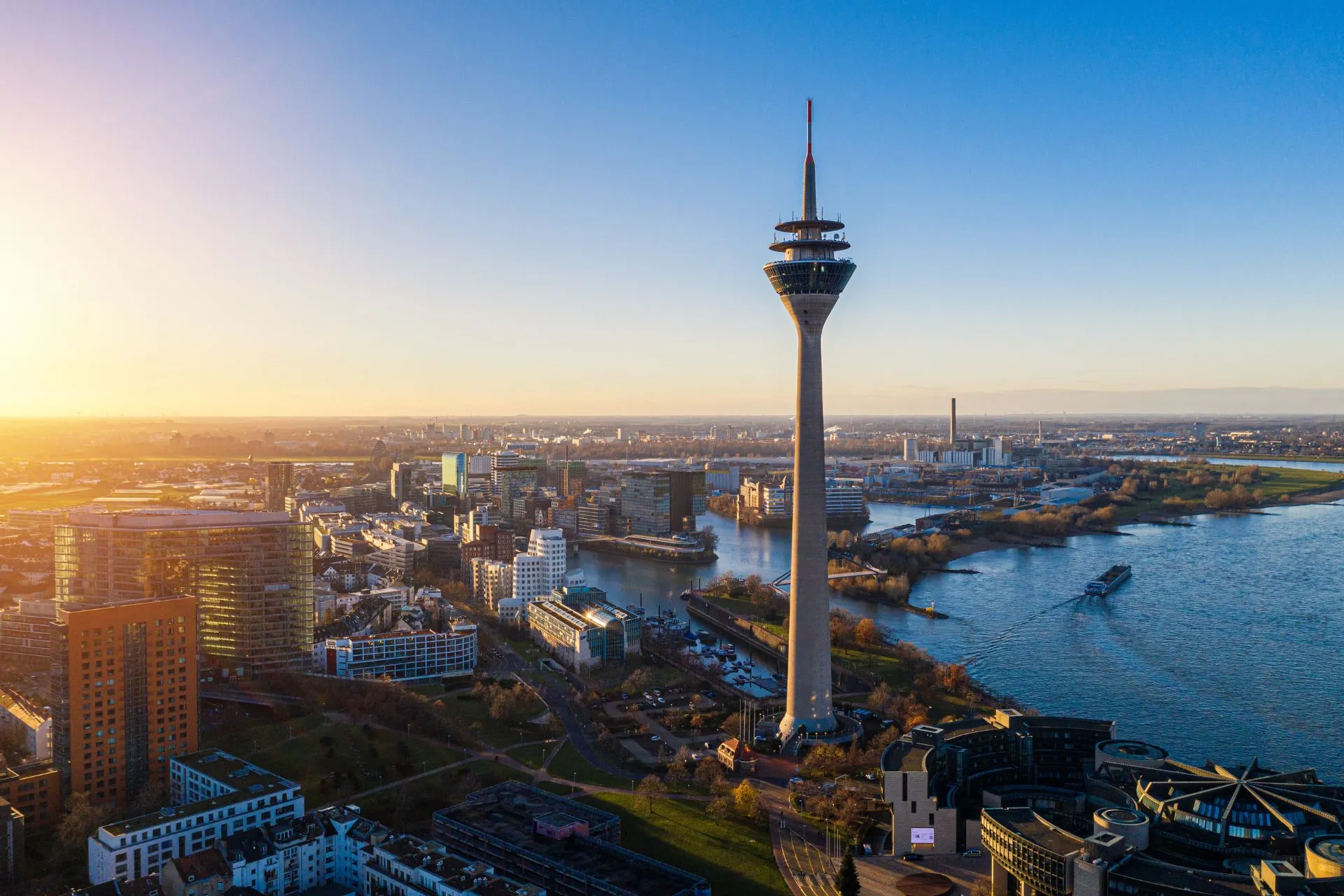 Skyline van Düsseldorf met uitzicht op de stad, vlakbij Düsseldorf Airport. Ideaal voor reizigers die op zoek zijn naar parkeren in Düsseldorf luchthaven, dichtbij vertrek vanaf Düsseldorf vliegveld. Goedkope parkeeropties bij Düsseldorf Airport met snelle toegang tot de terminals