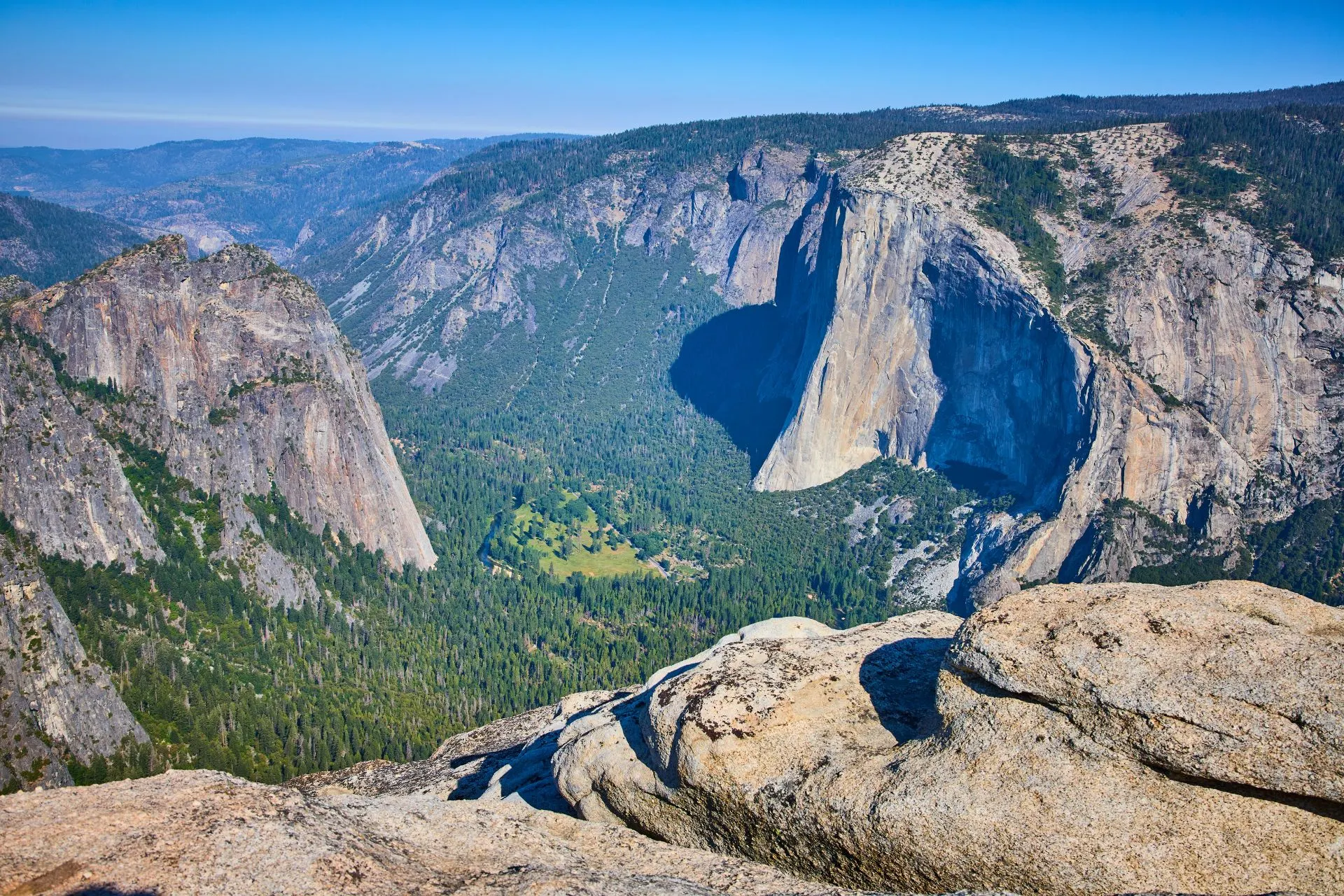 Panoramisch uitzicht over Yosemite National Park in Californië met imposante granieten rotsformaties, groene valleien en helderblauwe lucht. Yosemite is een van de populairste Amerikaanse nationale parken en een must-see tijdens een rondreis door Amerika. Perfect voor wandelaars, natuurliefhebbers en fotografen die de iconische Half Dome en El Capitan willen bewonderen.
