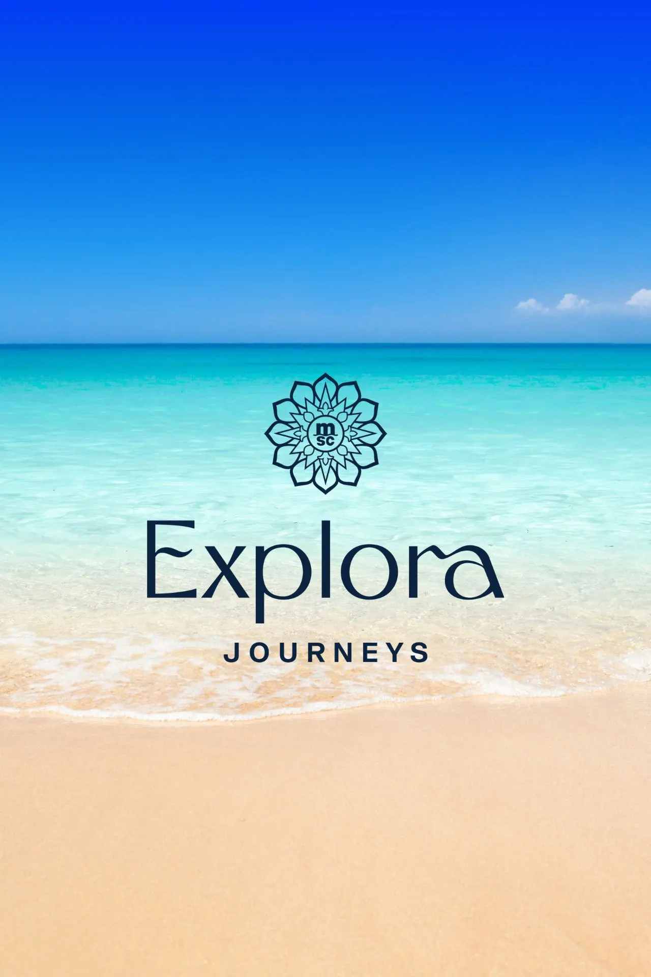 Explora Journeys logo op een tropisch strand met turquoise zee en helderblauwe lucht. Deze afbeelding straalt de luxe en rust uit die kenmerkend is voor Explora Cruises. Het merk Explora Journeys staat voor ultra-luxe reis en boutique hotelbeleving op zee. 
