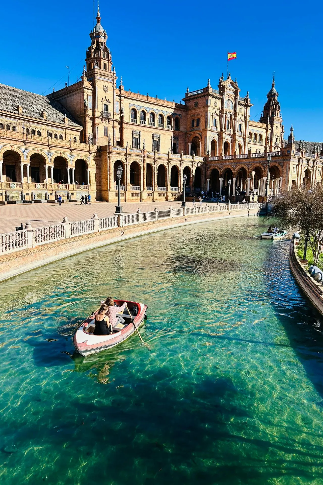 Plaza de España in Sevilla met kanaal en bootje op het water