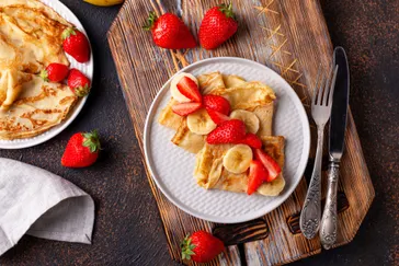 Een heerlijke crêpe in Parijs, dun en luchtig, me vers fruit, een typisch Parijse traktatie.