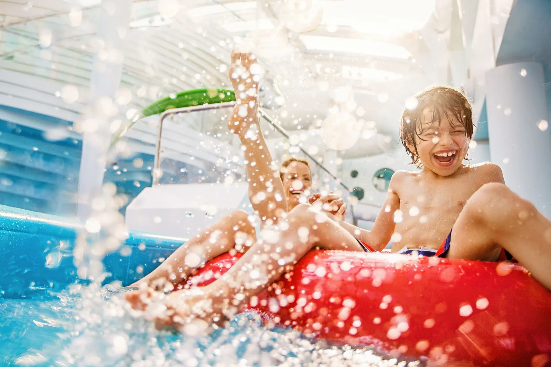 Kindvriendelijk waterpark Four Elements aan boord van AIDAperla en AIDAprima, met zwembaden en glijbanen op het cruiseschip van AIDA Cruises