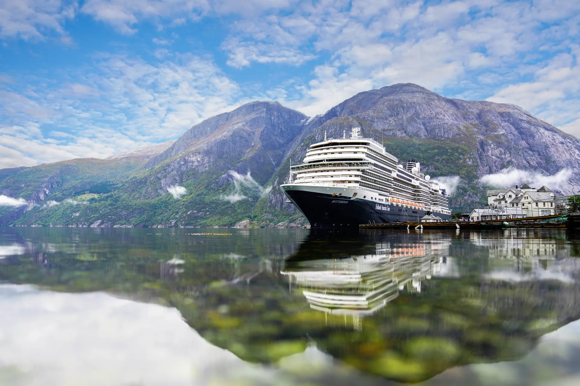 Holland America Line is een premium cruisemaatschappij met een rijke geschiedenis van meer dan 150 jaar. De vloot bestaat uit 11 elegante schepen die jaarlijks meer dan 500 cruises aanbieden naar 470 havens in 98 landen, verspreid over alle zeven continenten. Gasten kunnen genieten van ruime accommodaties, bekroonde service en een breed scala aan activiteiten en verrijkende programma's aan boord. Holland America Line staat bekend om haar verfijnde dinermogelijkheden en biedt diverse routes, variërend van kortere trips tot uitgebreide Grand Voyages. Daarnaast heeft de rederij een sterke focus op duurzaamheid en sociale verantwoordelijkheid, met initiatieven zoals het verkrijgen van internationale certificeringen voor duurzame visserij.