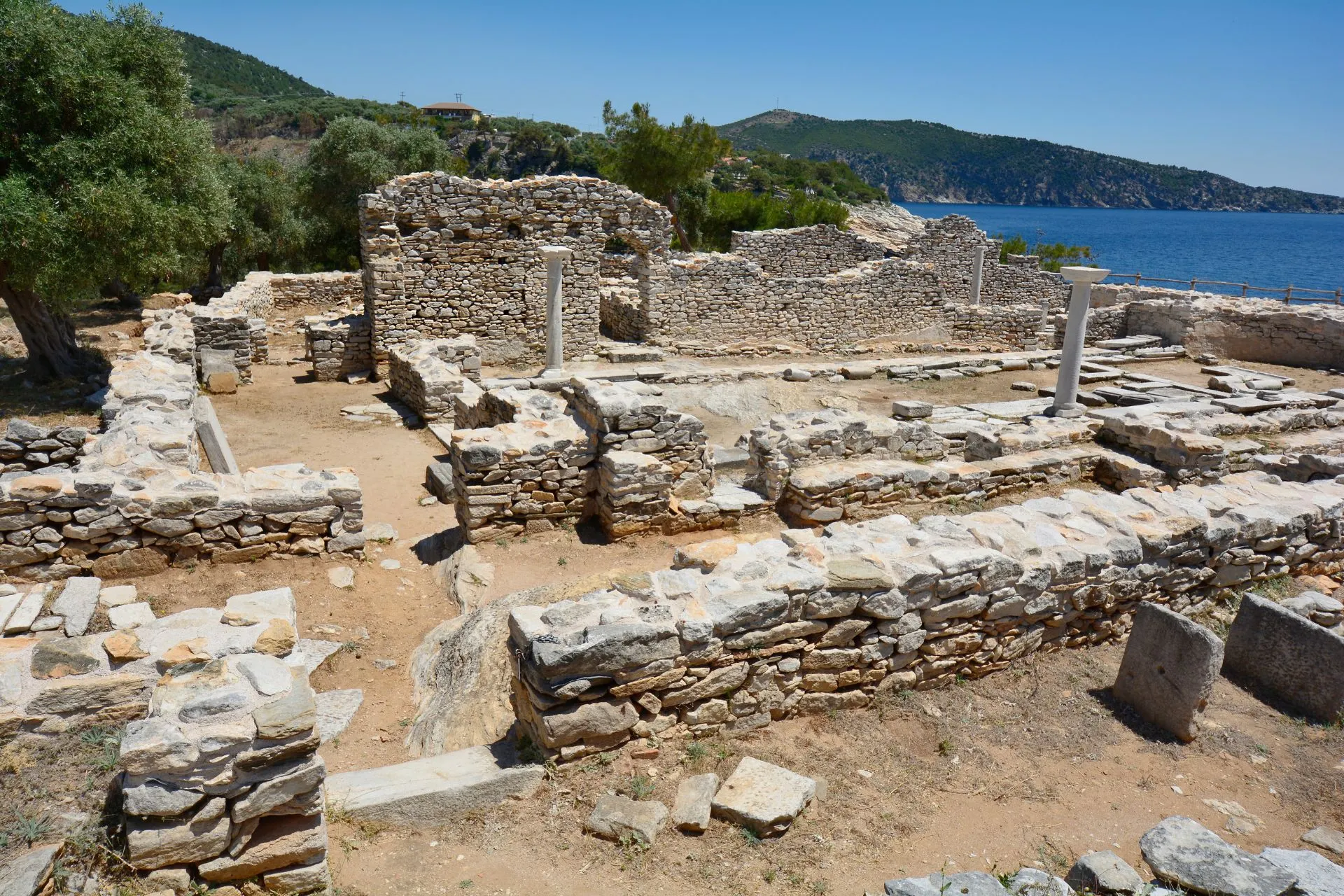 Oude archeologische ruïnes aan zee op Thassos in Griekenland