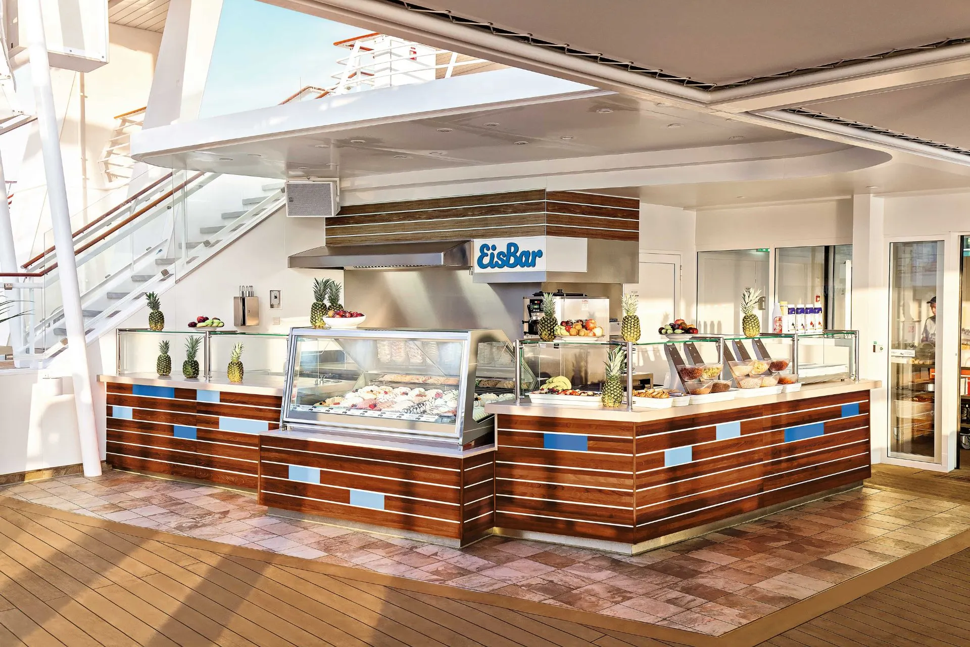 Eisbar aan boord van TUI Cruises Mein Schiff met uitgebreid ijsassortiment. Onderdeel van het Premium All Inclusive concept waarbij gasten genieten van culinaire verwenmomenten en ontspannen cruisen op moderne schepen.
