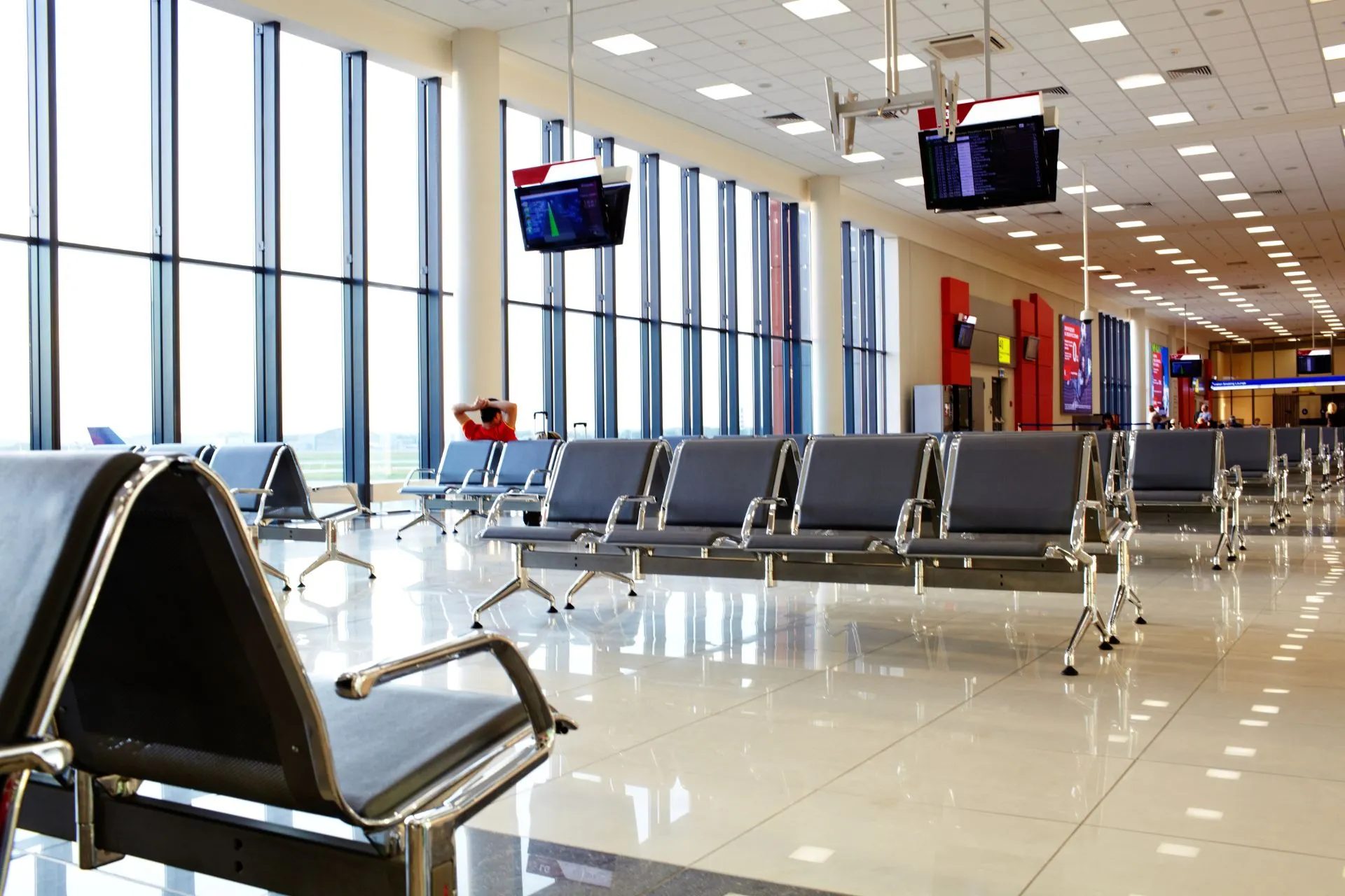 Luchthaventerminal met wachtstoelen op Weeze Airport - vertrek vanaf luchthaven Weeze voor een comfortabele reis.