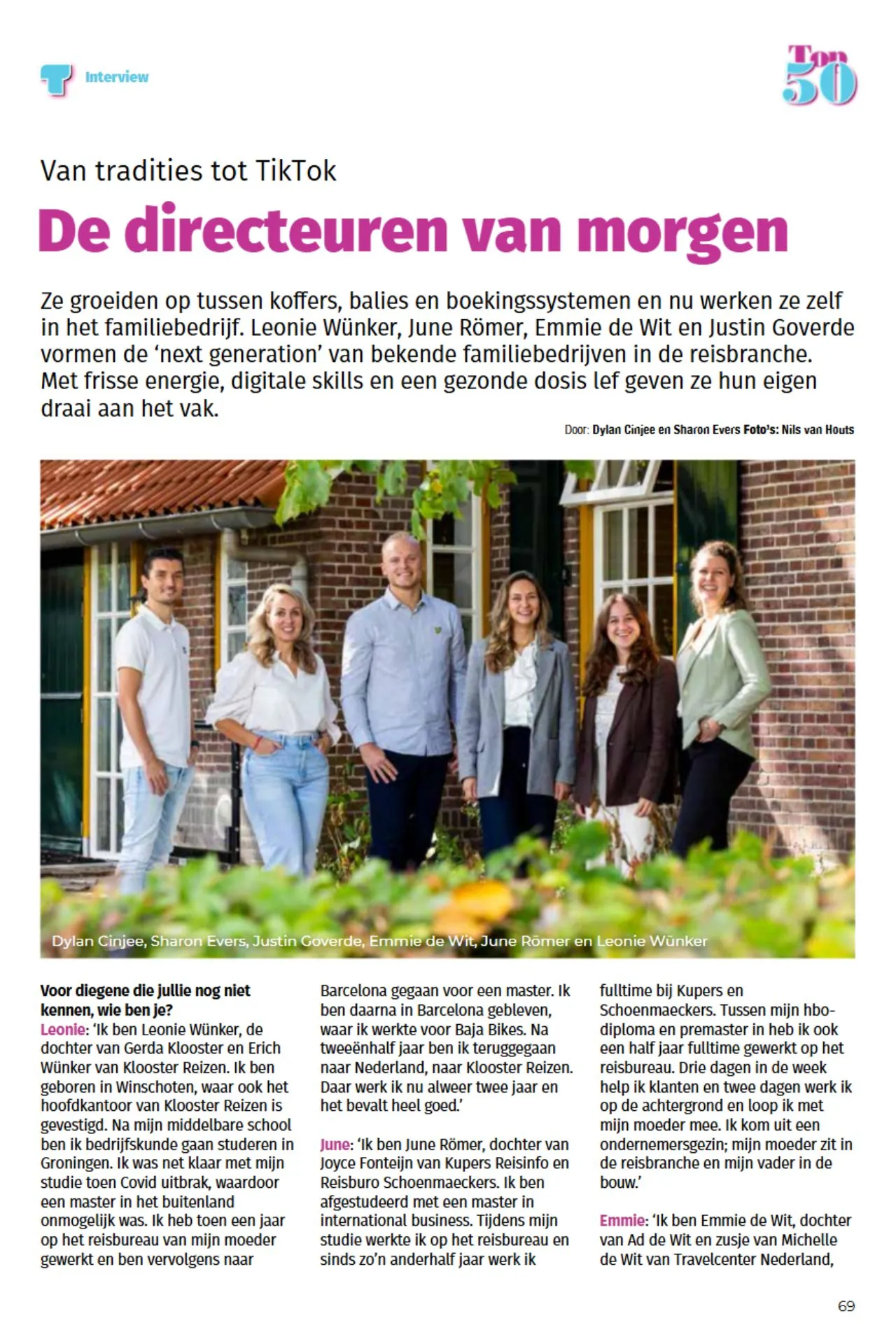 Artikel in TravMagazine met de titel “De directeuren van morgen” en ondertitel “Van tradities tot TikTok”. Het stuk gaat over jonge ondernemers uit familiebedrijven in de reisbranche: Leonie Wünker van Klooster Reizen, June Römer van Kupers Reisinfo, Emmie de Wit van Travelcenter Nederland en Justin Goverde van Pelikaan Travel Group. Onder de tekst staat een foto van vier personen die samen poseren voor een landelijke gevel met oranje dakpannen en groene struiken.