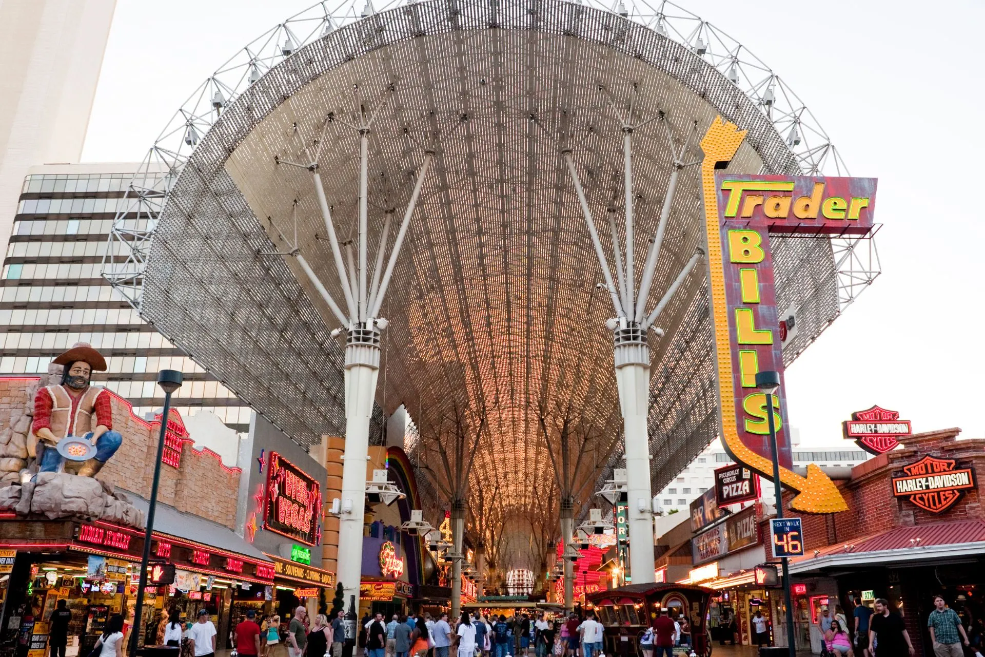 Drukke Fremont Street in Las Vegas met neonlichten, winkels en mensen onder een grote metalen lichtkoepel