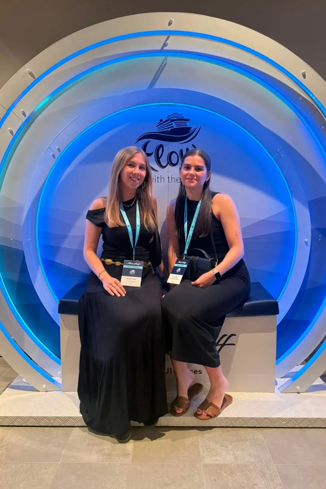 Bezoekers poseren bij een speciaal presentatiedecor van de Mein Schiff Flow tijdens een evenement aan boord van het nieuwste cruiseschip van Mein Schiff. Tijdens deze kennismakingsreis kregen reisprofessionals de kans om de faciliteiten, hutten, restaurants en openbare ruimtes van het schip uitgebreid te ontdekken.