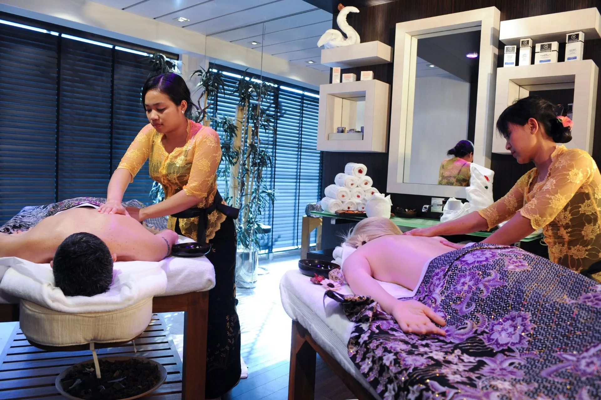 Twee gasten ontvangen een ontspannende massage van therapeuten in de luxe Aurea Spa aan boord van een MSC cruiseschip.