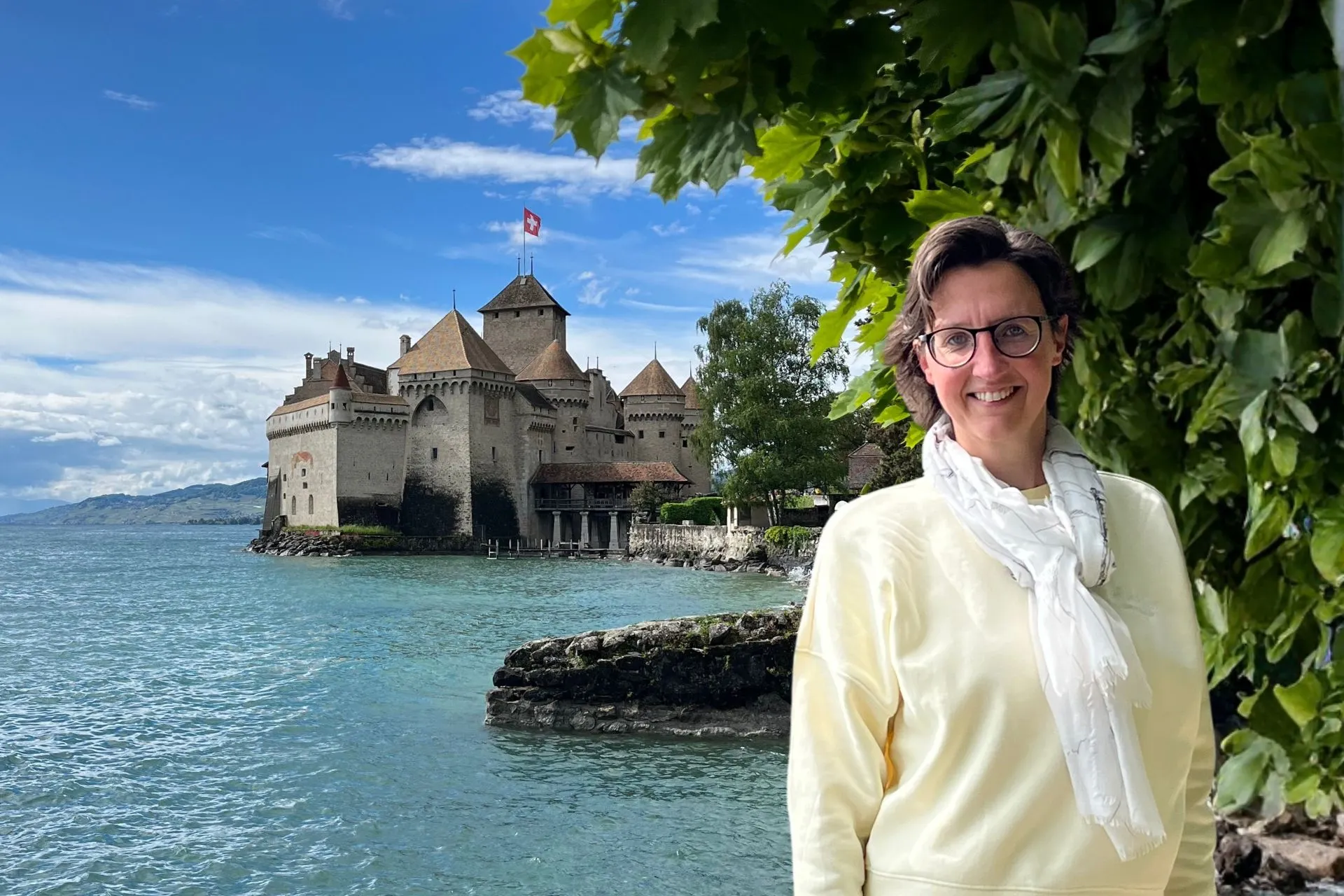 Château de Chillon aan het Meer van Genève, een van de bekendste kastelen van Zwitserland. Tijdens een rondreis per trein is dit een absolute highlight, met historisch erfgoed, helderblauw water en uitzicht op de omliggende Alpen.