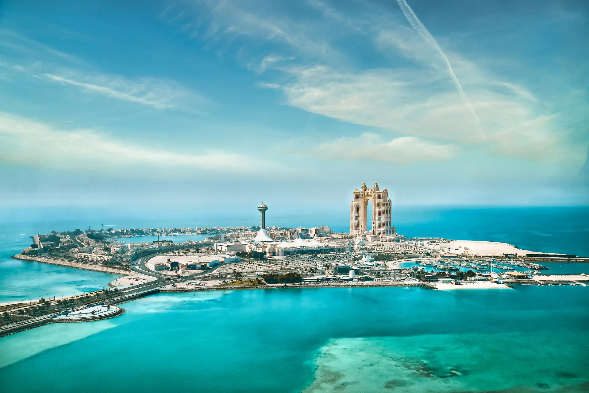 Panoramisch uitzicht op Abu Dhabi, Verenigde Arabische Emiraten, met turquoise wateren, moderne wolkenkrabbers en het iconische Etihad Towers-complex op een eiland. Luxe bestemming bekend om architectuur, stranden en exclusieve lifestyle. Ontdek bezienswaardigheden, skyline, Arabische cultuur en indrukwekkende landschappen langs de Perzische Golf. Ideaal voor reizen, fotografie en stedentrips in het Midden-Oosten.