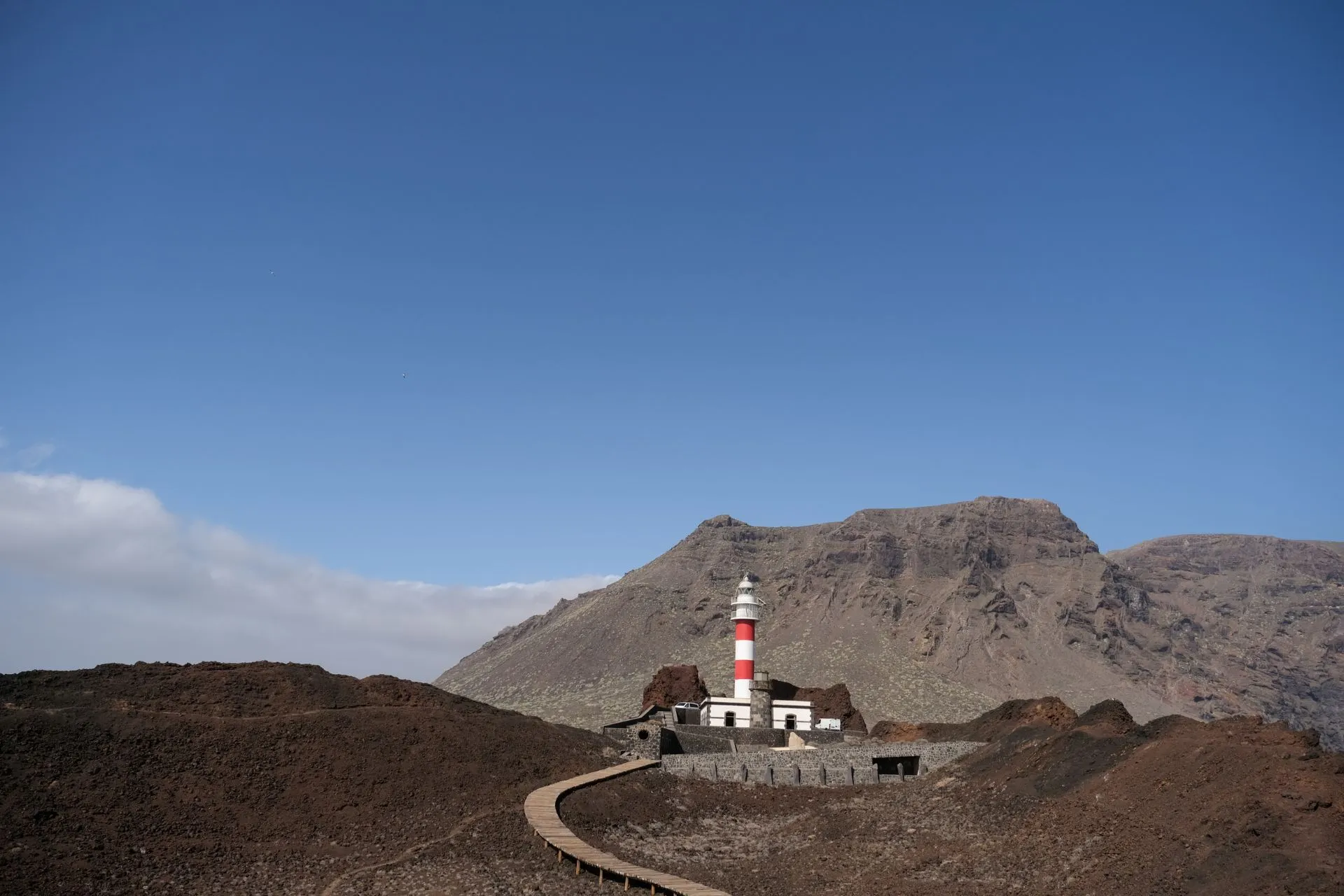 Vuurtoren Faro de Punta de Teno met wandelpad en indrukwekkende kustlijn
