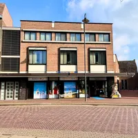 Filiaal van Travelcenter de Wit in Veghel, gefotografeerd vanaf de voorkant op een zonnige dag, met helder blauwe lucht en de gevel goed zichtbaar.