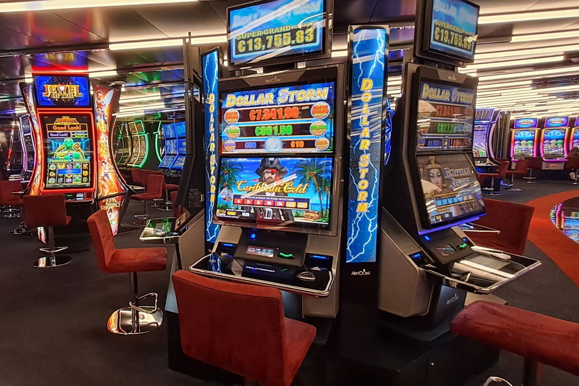 Levendig casino op een MSC Cruises schip, met kleurrijke gokkasten en comfortabele zitplaatsen.