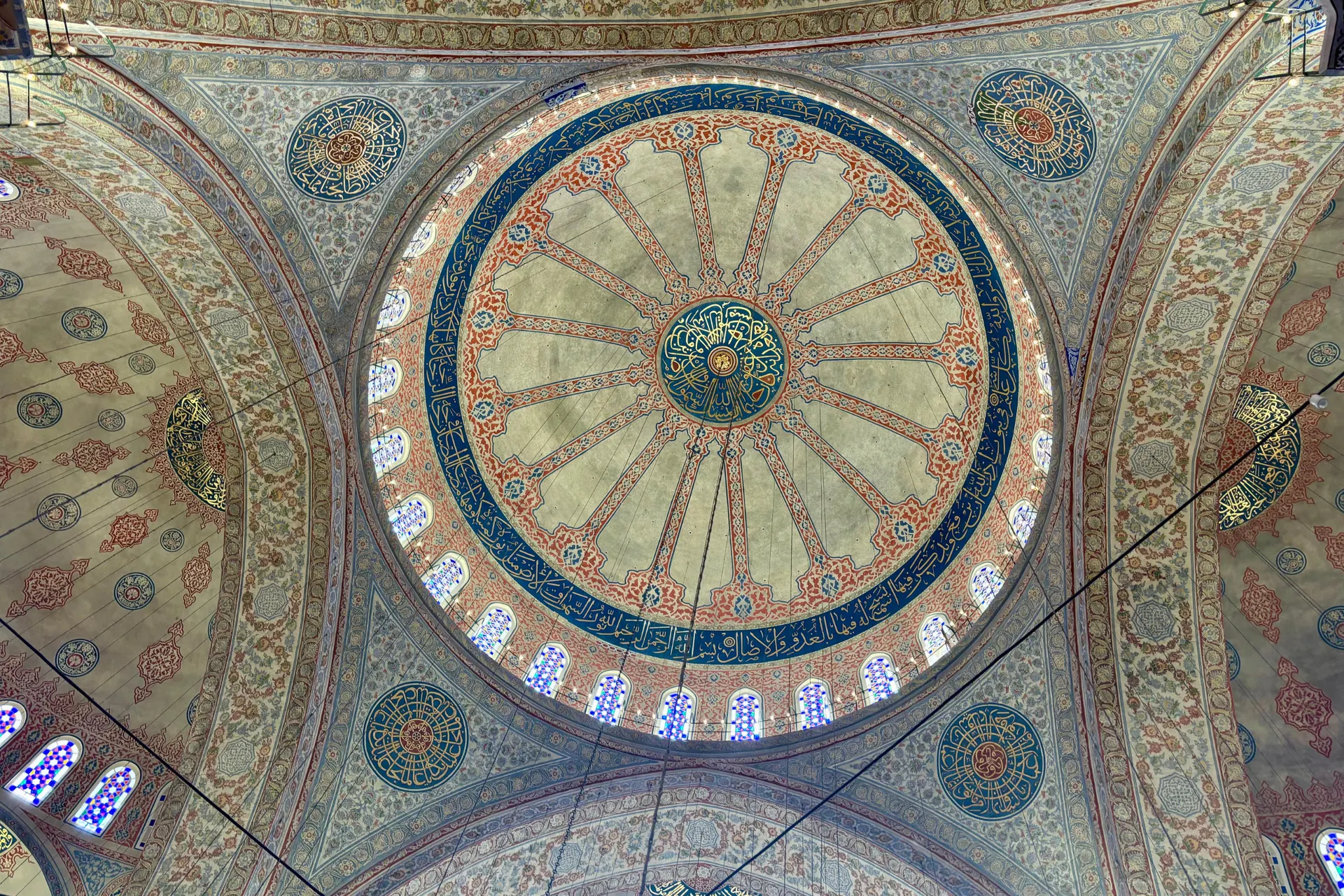 Turkije- Istanbul- De Blauwe Moskee binnenkant plafond