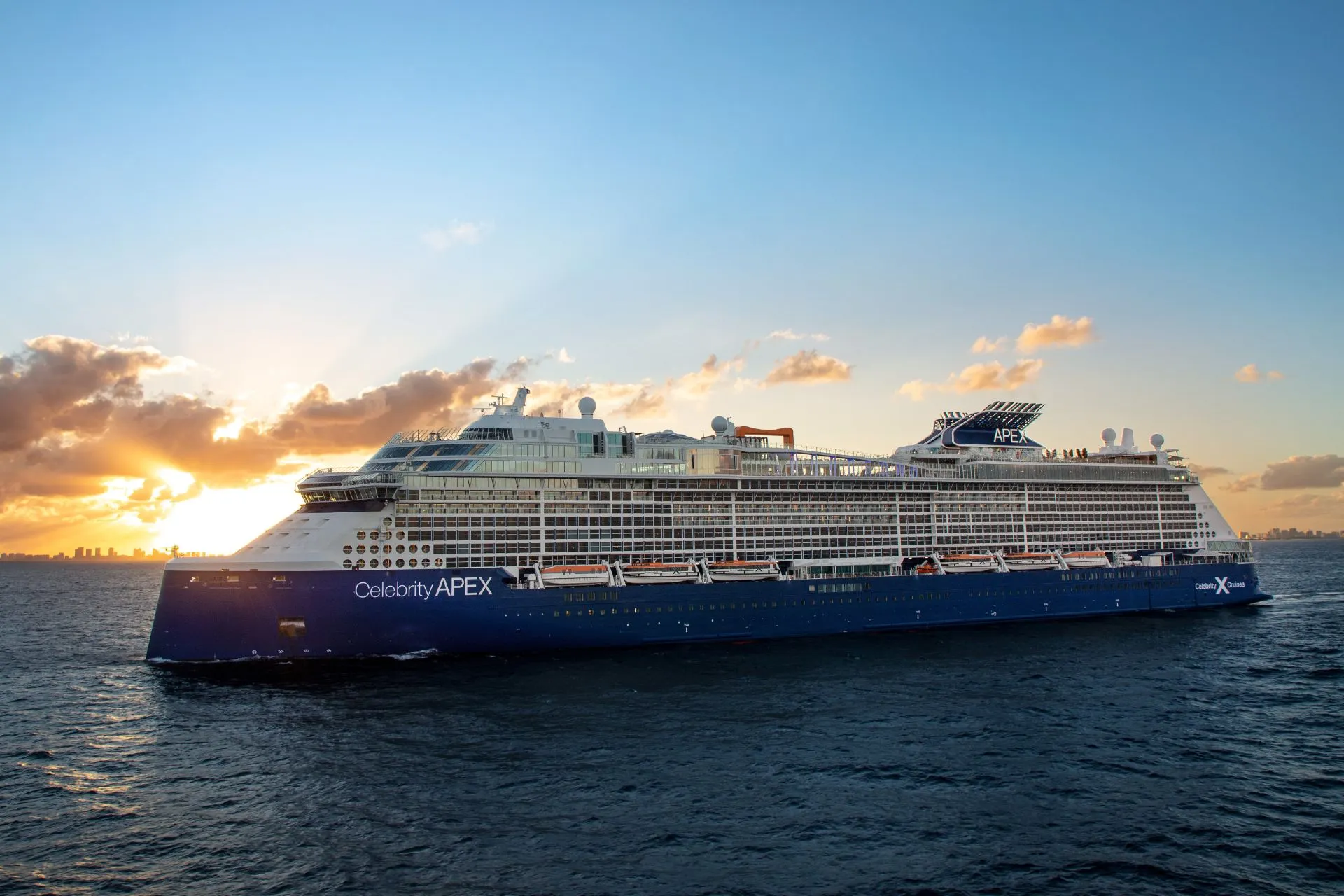 Celebrity Apex van Celebrity Cruises, een innovatief Edge-klasse cruiseschip dat moderne luxe en comfort op zee combineert.
