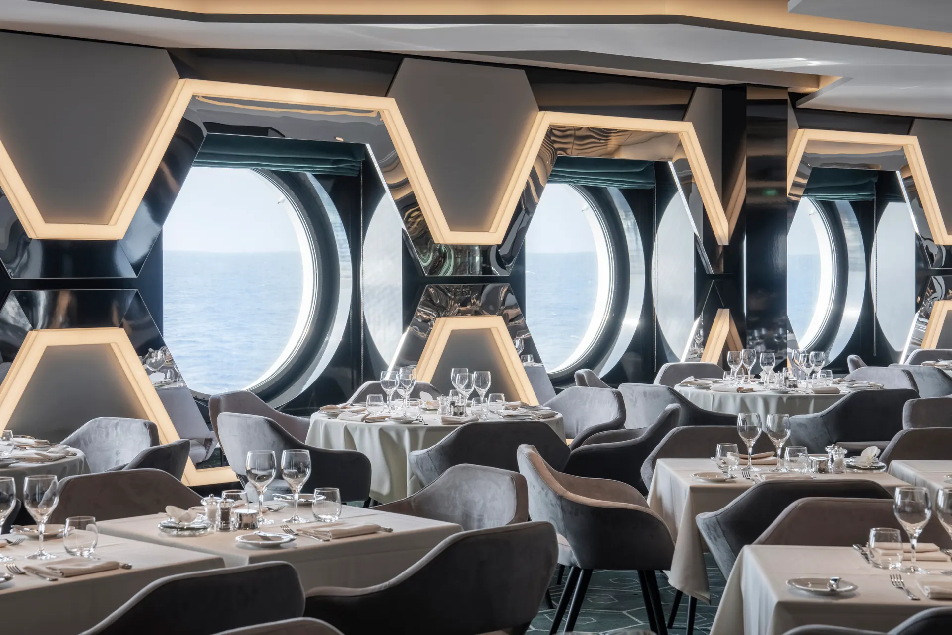 De MSC World Europa biedt een indrukwekkend scala aan restaurants voor elke smaak. Geniet van internationale gerechten in het buffetrestaurant of kies voor verfijnde à-la-carte-opties in de specialiteitenrestaurants. Ontdek culinaire avonturen in het Chef's Garden Kitchen, gespecialiseerd in verse kruiden en microgroenten, of proef authentieke Arabische gerechten in het La Pescaderia. Liefhebbers van steak en sushi kunnen terecht bij de Butcher’s Cut of Kaito Teppanyaki & Sushi Bar. Met meer dan 30 eet- en drinkgelegenheden is er altijd iets nieuws om te proberen!