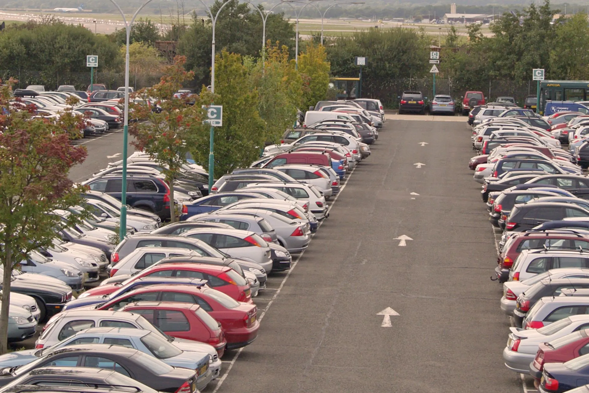 Parkeerplaats met auto's bij luchthaven Weeze – gemakkelijk parkeren bij Weeze Airport voor vluchten naar diverse bestemmingen vanaf Weeze.