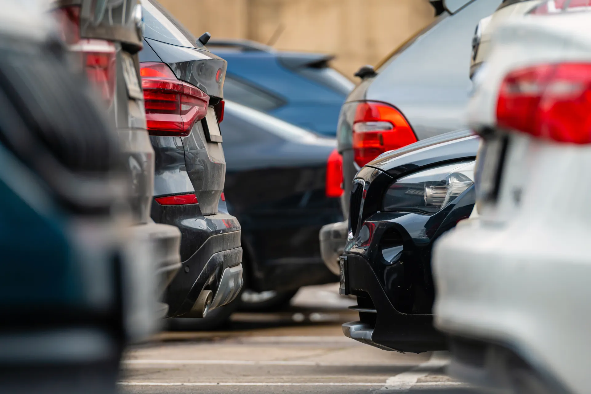 Geparkeerde auto's bij Schiphol, perfect voor reizigers die hun auto willen achterlaten voor hun vertrek vanaf Luchthaven Schiphol naar verschillende bestemmingen Schiphol.