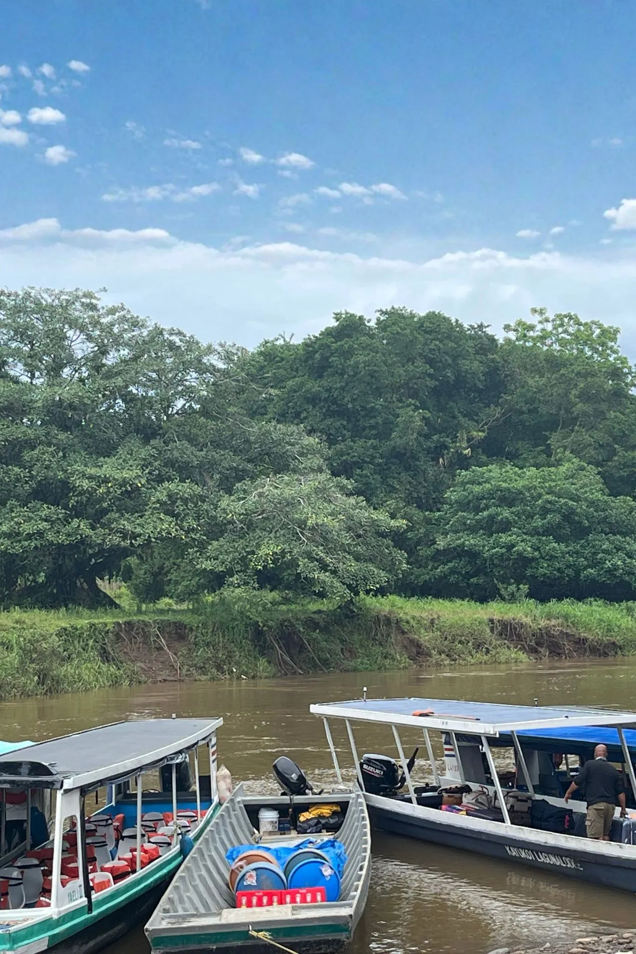 Excursieboten aangemeerd aan de oevers van Tortuguero National Park. Vanuit hier vertrekken bezoekers voor boottochten door de kanalen om wildlife, tropische vogels en de ongerepte natuur van Costa Rica te ontdekken.