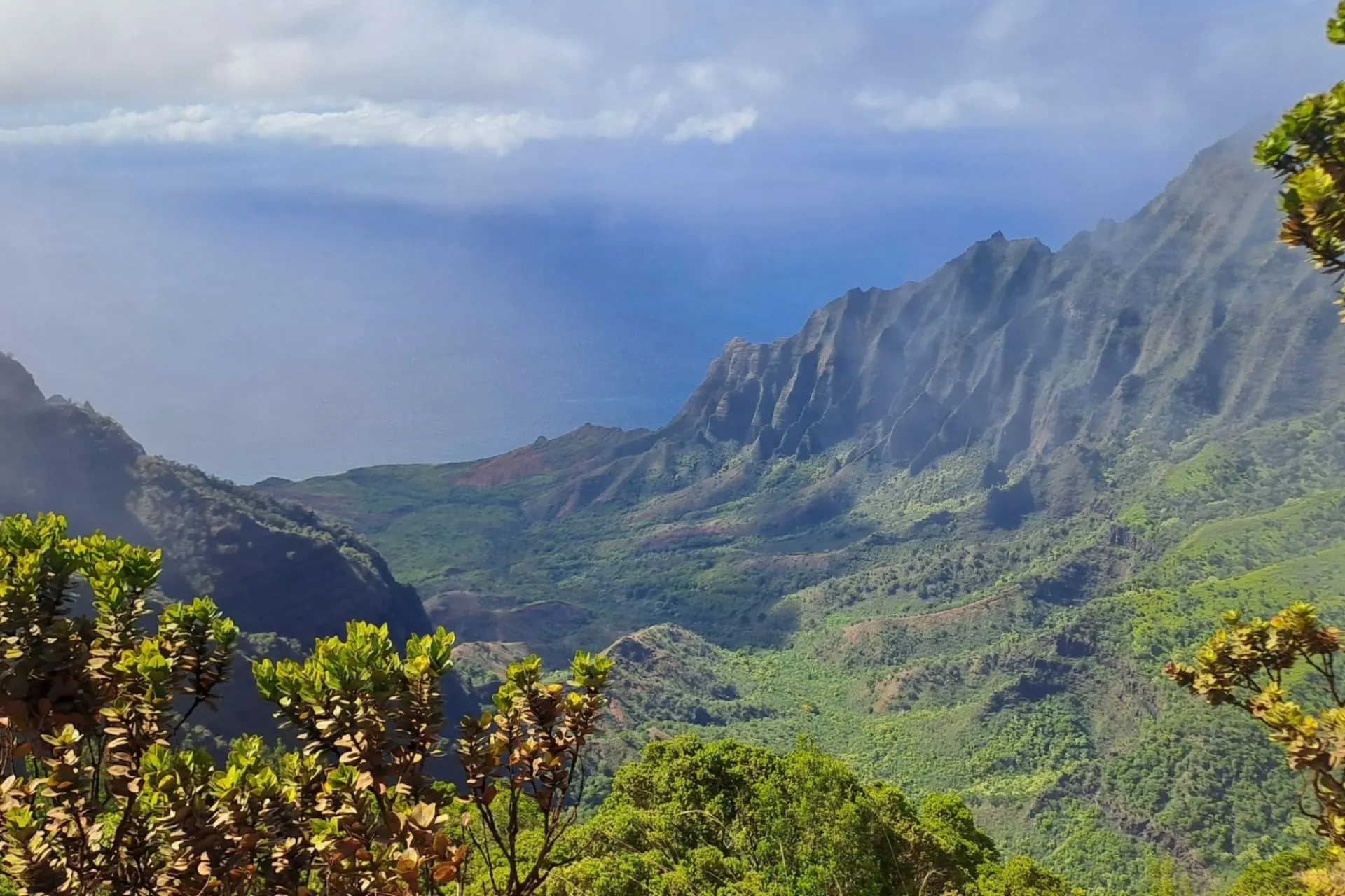 Adembenemend uitzicht op de Na Pali Coast op Kauai met dramatische kliffen en een azuurblauwe oceaan.