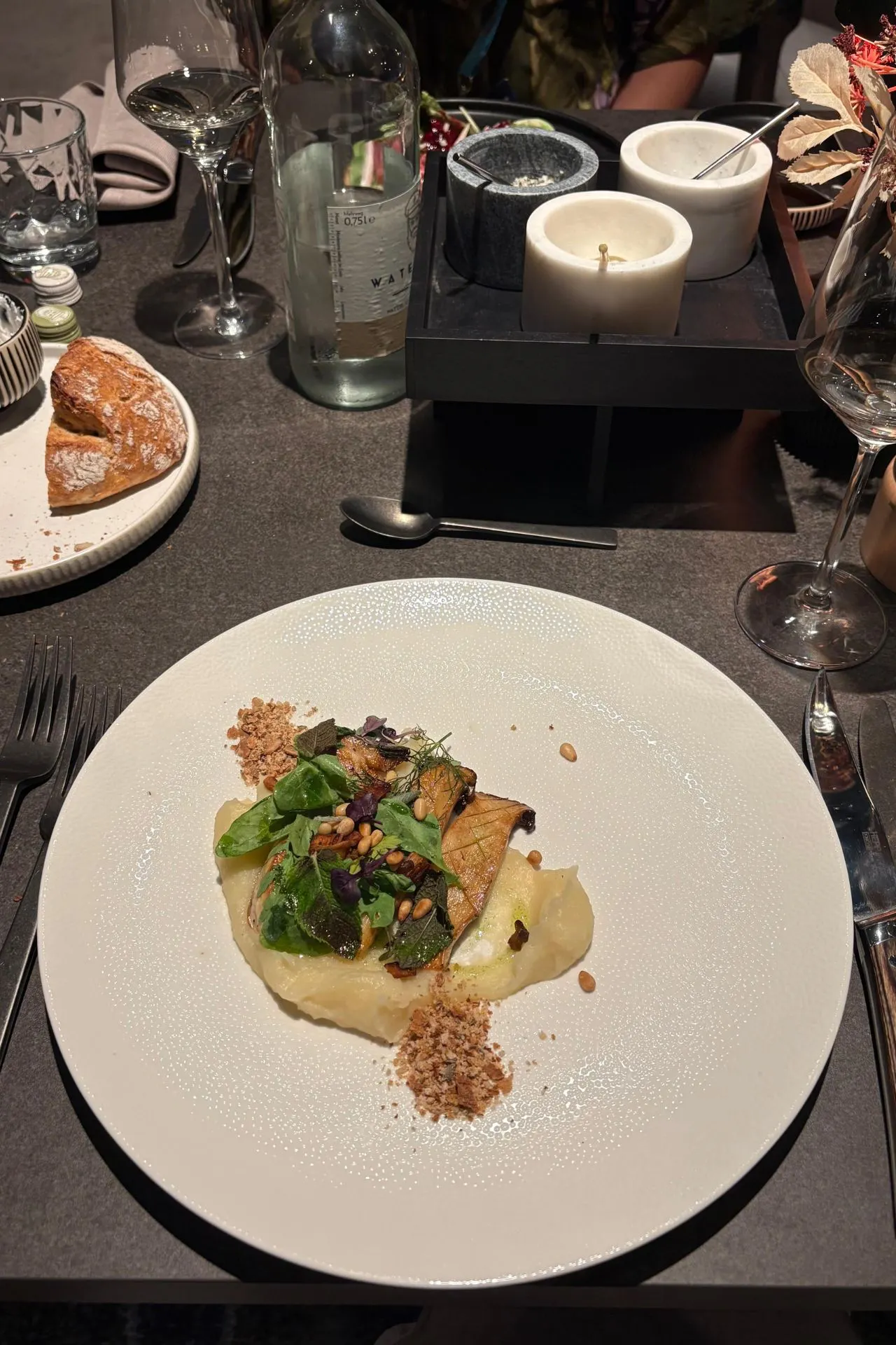 Verfijnd gerecht geserveerd in een van de restaurants aan boord van de Mein Schiff Flow. Het cruiseschip biedt een ruime keuze aan culinaire ervaringen, van inbegrepen diningconcepten tot exclusieve specialiteitenrestaurants. De zorgvuldig gepresenteerde gerechten laten zien dat gastronomie een belangrijk onderdeel is van de cruisebeleving.