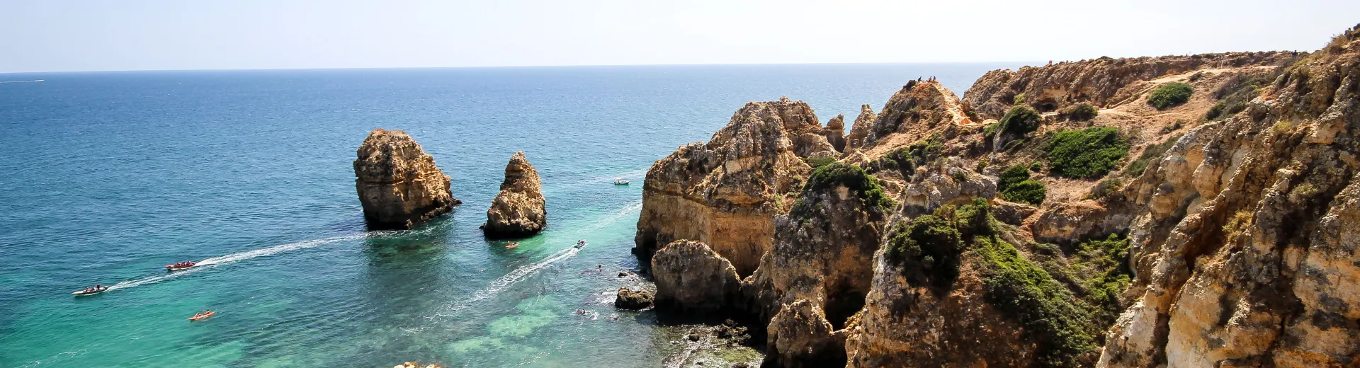 Achtergrond met rotsen en zee