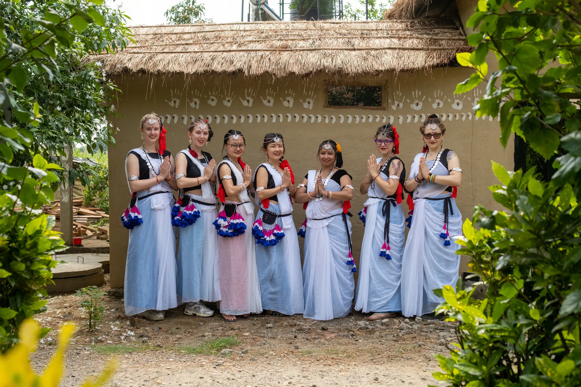 Culturele activiteit tijdens studiereis Nepal. Traditionele kleding