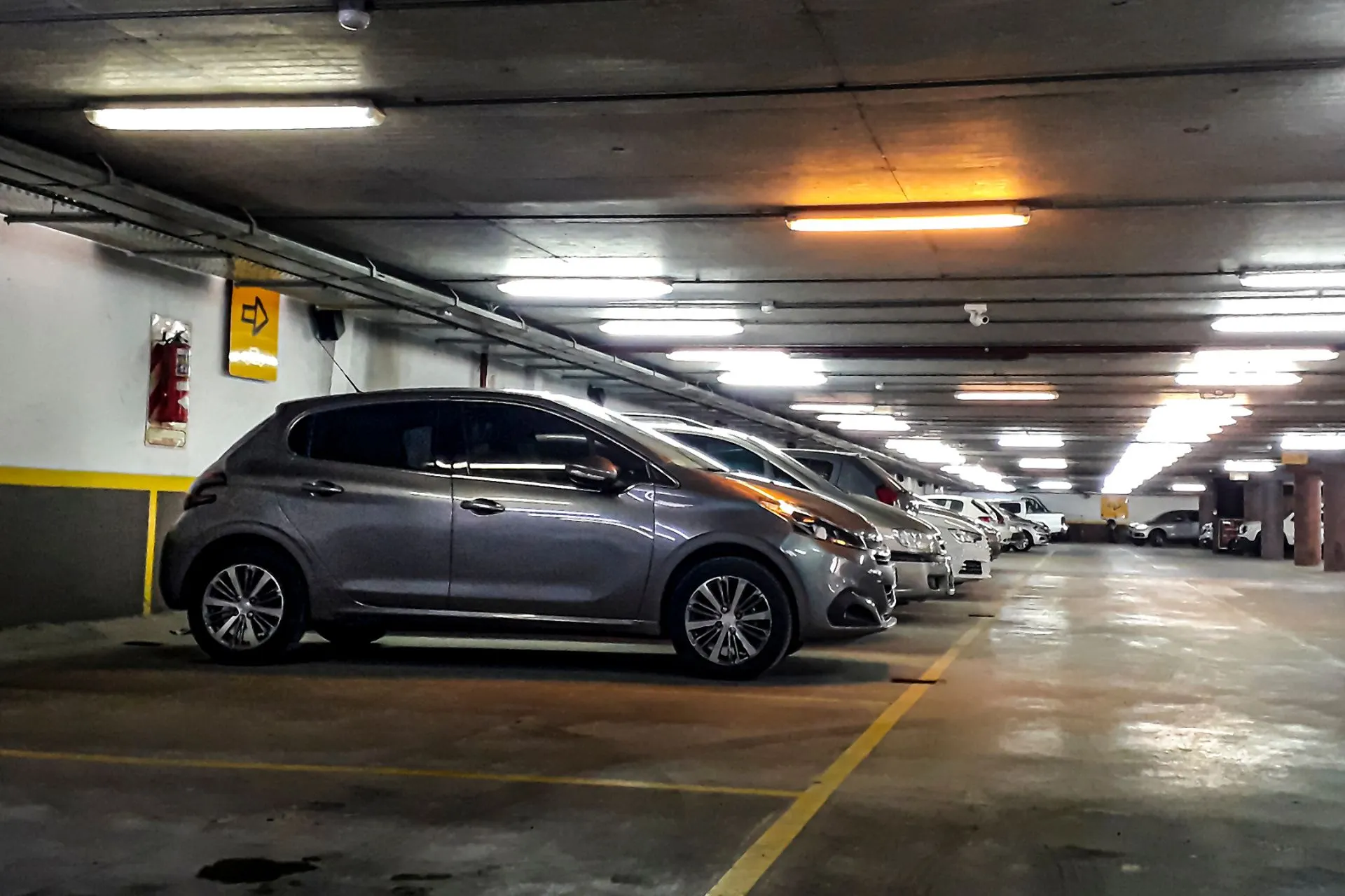 Gemakkelijk parkeren bij Rotterdam Airport voor een zorgeloze start van je reis. Ervaar het comfort van vliegen vanaf Rotterdam met diverse parkeermogelijkheden direct bij de terminal.