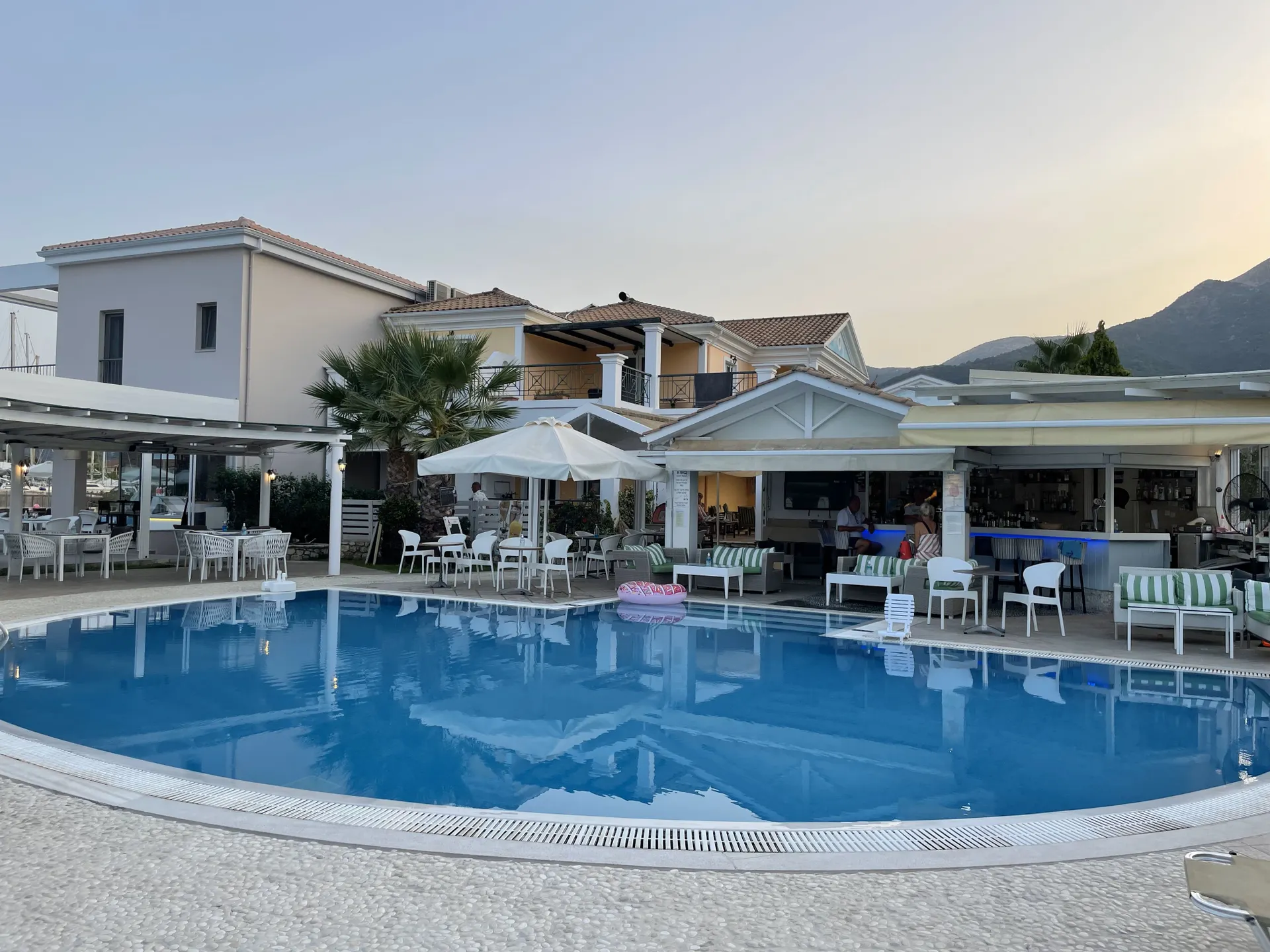 Appartementen Iris is een heerlijk uitvalsbasis voor een vakantie op het Griekse Eiland Lefkas. Bij het appartement kan je een bootje huren en de nabij gelegen eilanden verkennen. Een vakantie naar Lefkas met het gezin in een absolute aanrader. Deze boek je bij Travelcenter de Wit. Michelle de Wit neemt je in haar blog mee naar het eiland. 
