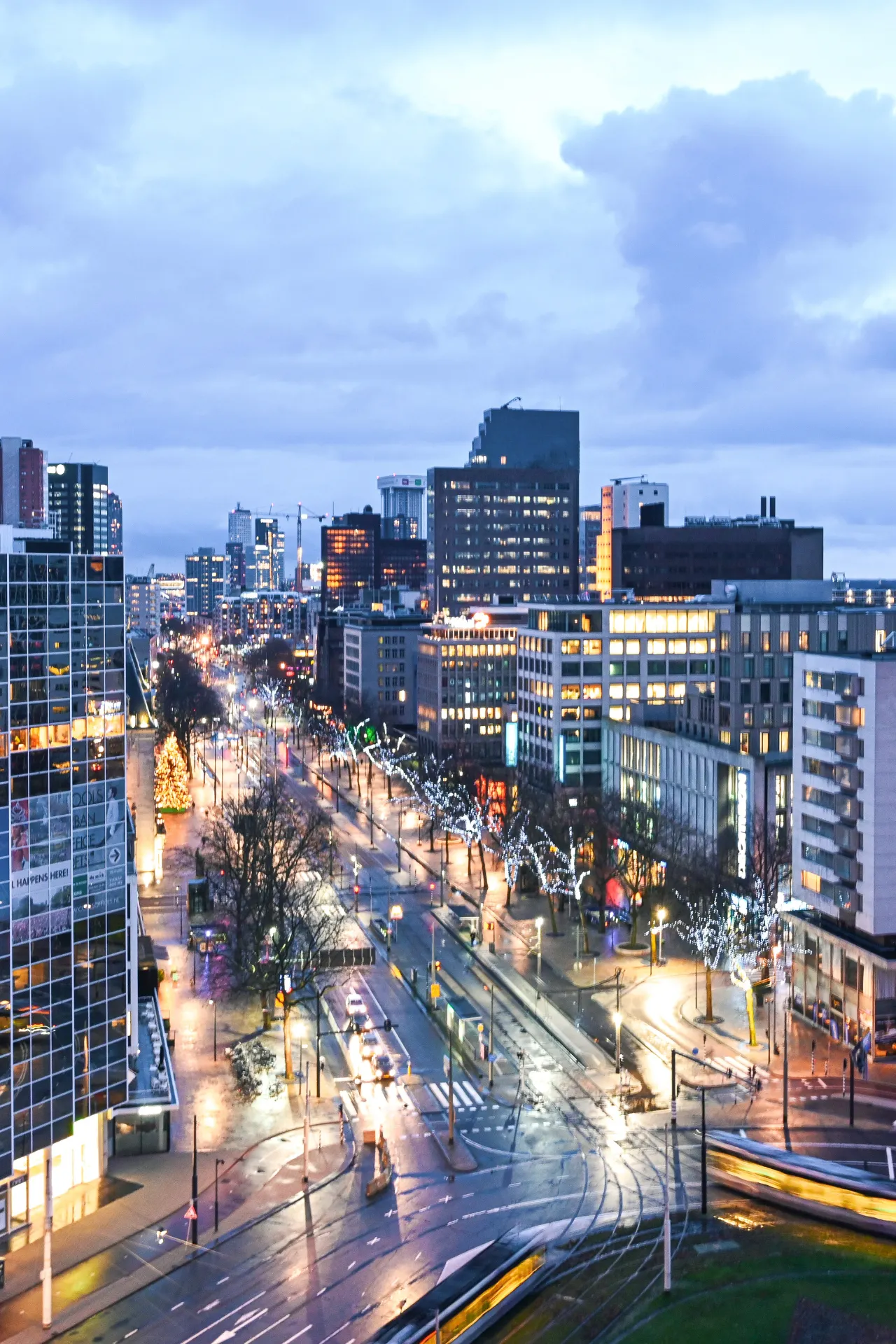Foto van Rotterdam van boven, je ziet verkeer en schemering met een lange sluitertijd.