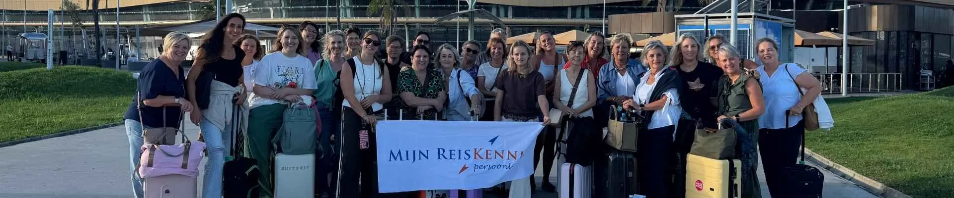 Deelnemers aan een studiereis verzamelen bij aankomst op de luchthaven van Faro voor een inspirerende verkenning van de Algarve.