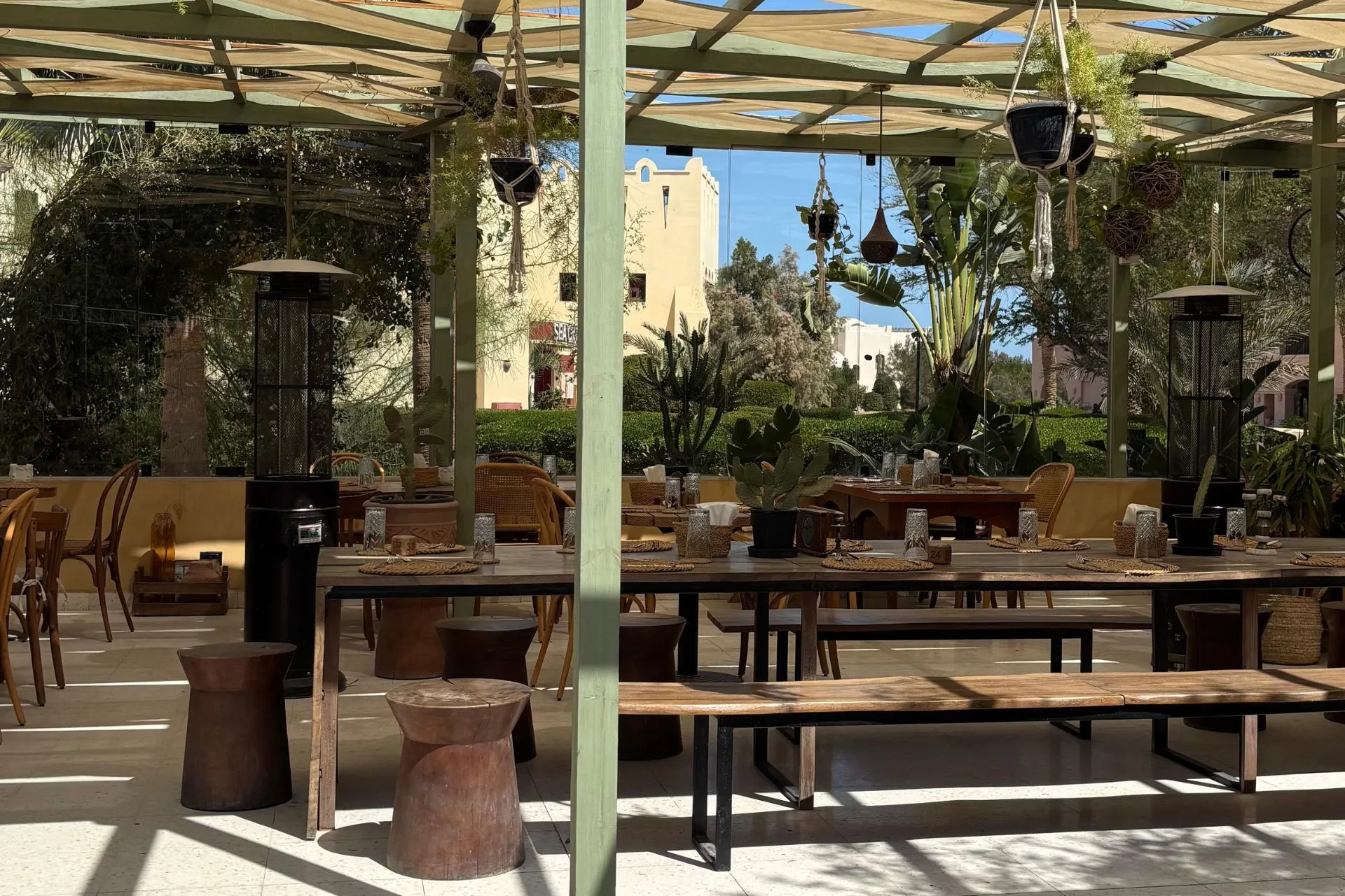 Restaurant terras van Three Corners Rihana Resort El Gouna met bohemian inrichting en planten
