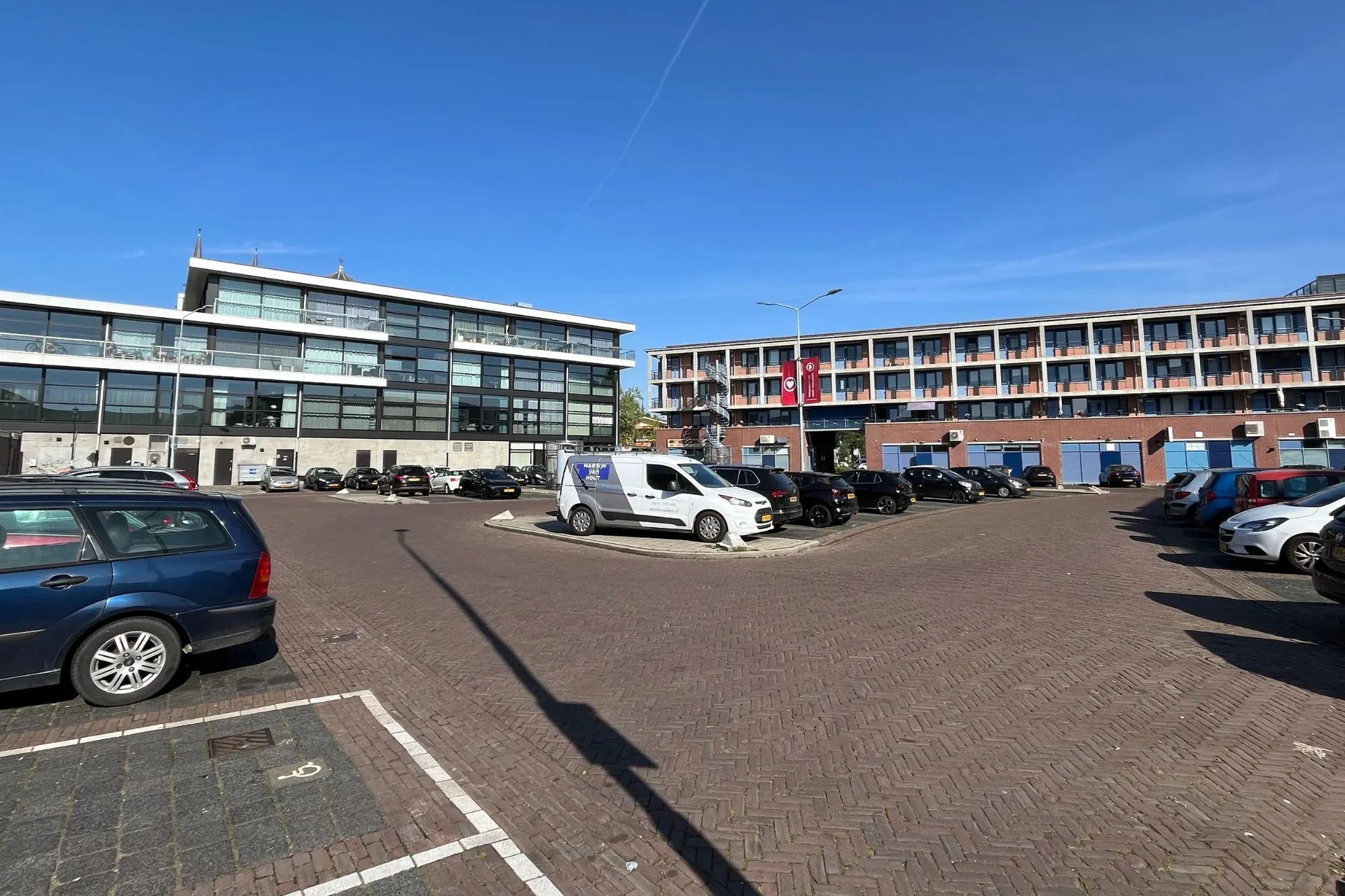 Parkeerterrein aan het Brabantplein in Uden, op loopafstand van Travelcenter de Wit, met diverse parkeervakken voor bezoekers.
