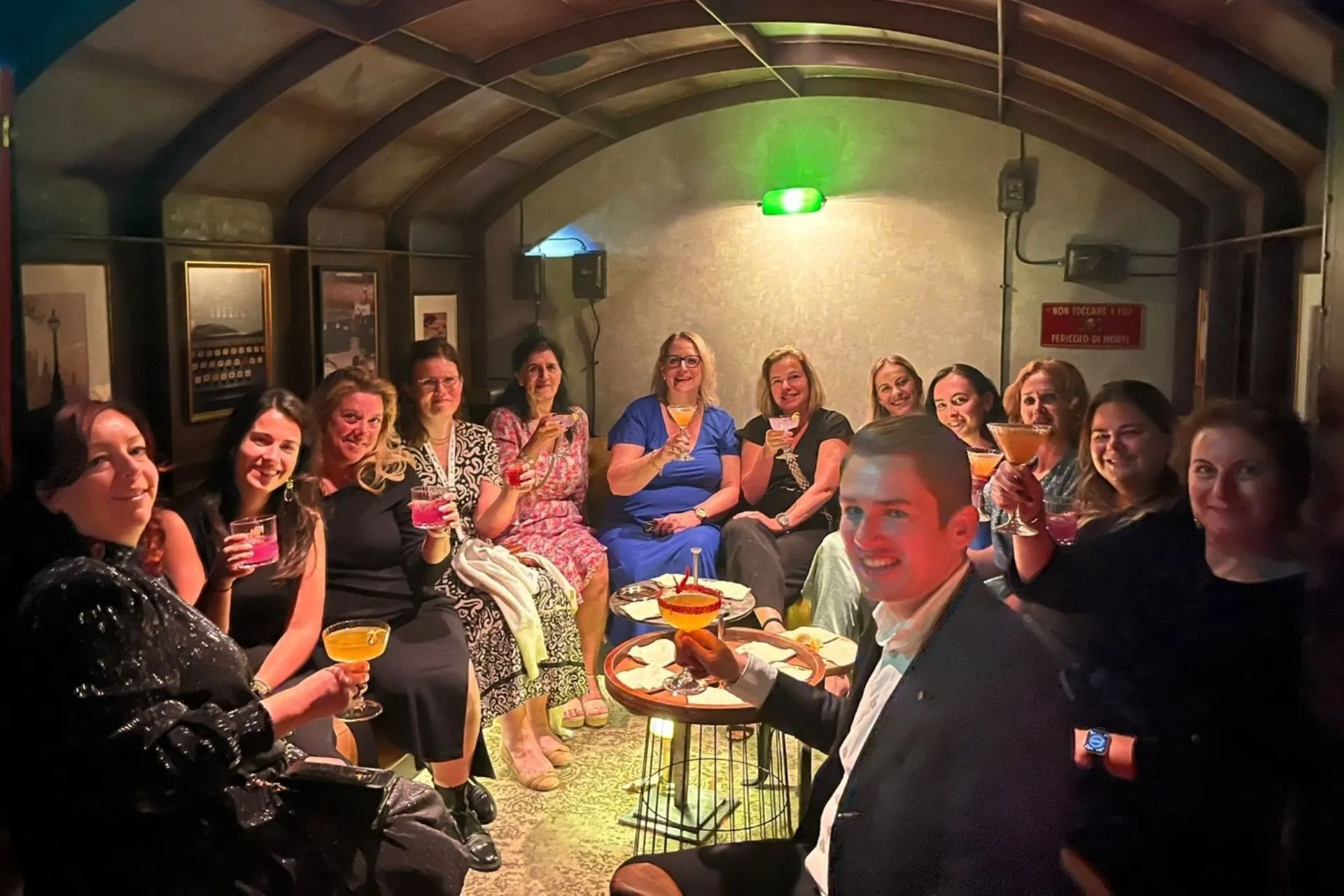 Groep mensen genietend van kleurrijke cocktails in een sfeervolle bar op een MSC Cruises schip