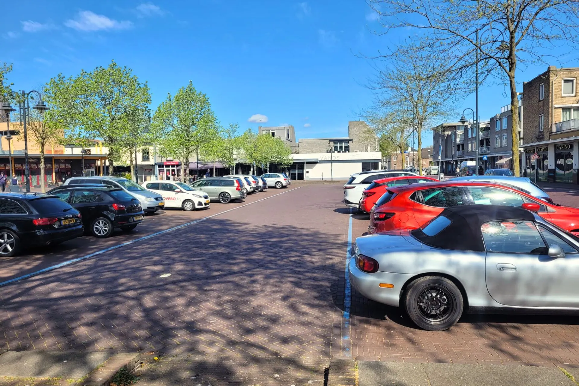Parkeerplaats tegenover Travelcenter de Wit, waar je 2 uur kunt parkeren met een blauwe schijf. Slechts 1 minuut lopen naar de winkel.