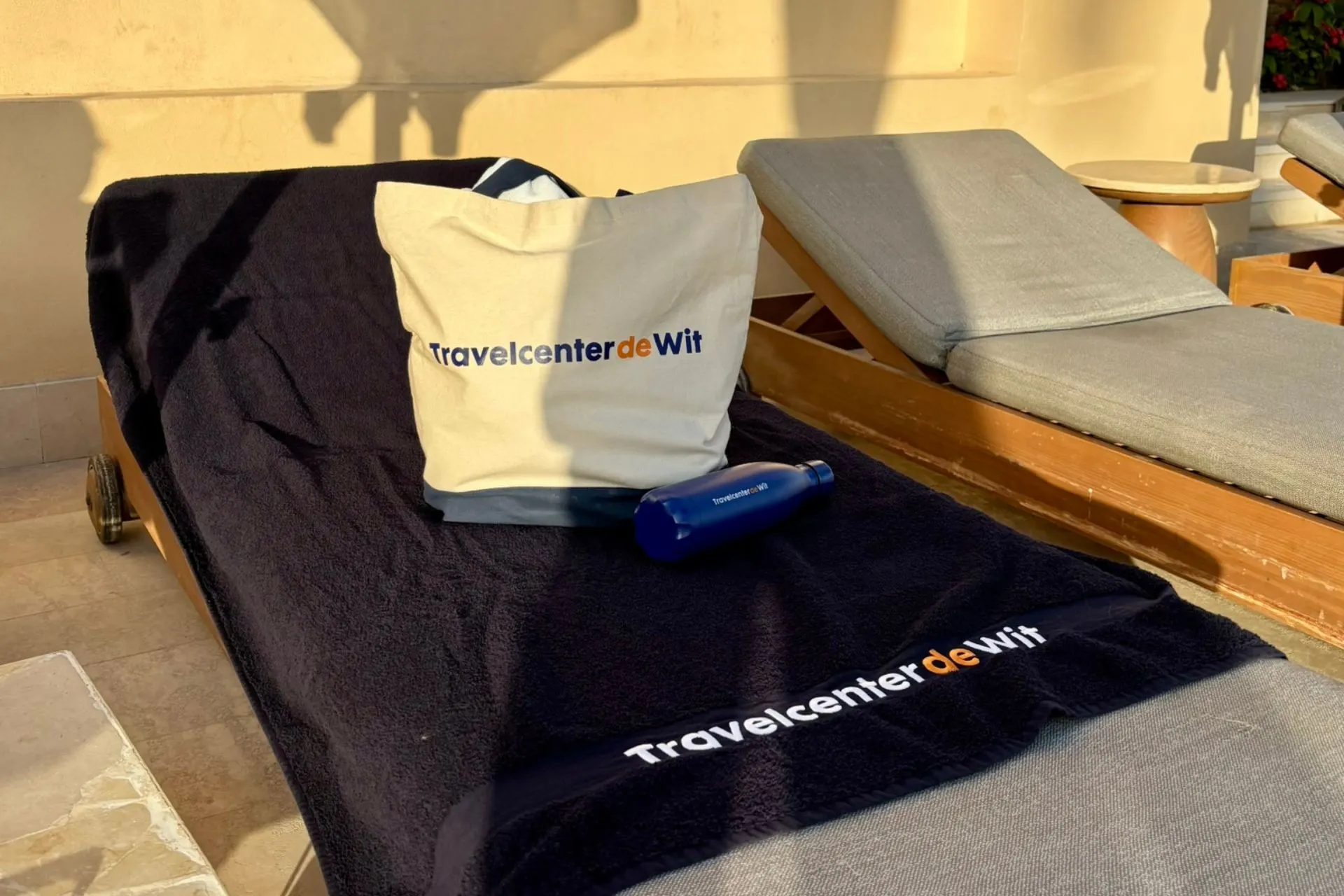Ligbed bij een resort in Egypte met handdoek en tas van Travelcenter de Wit tijdens een studiereis