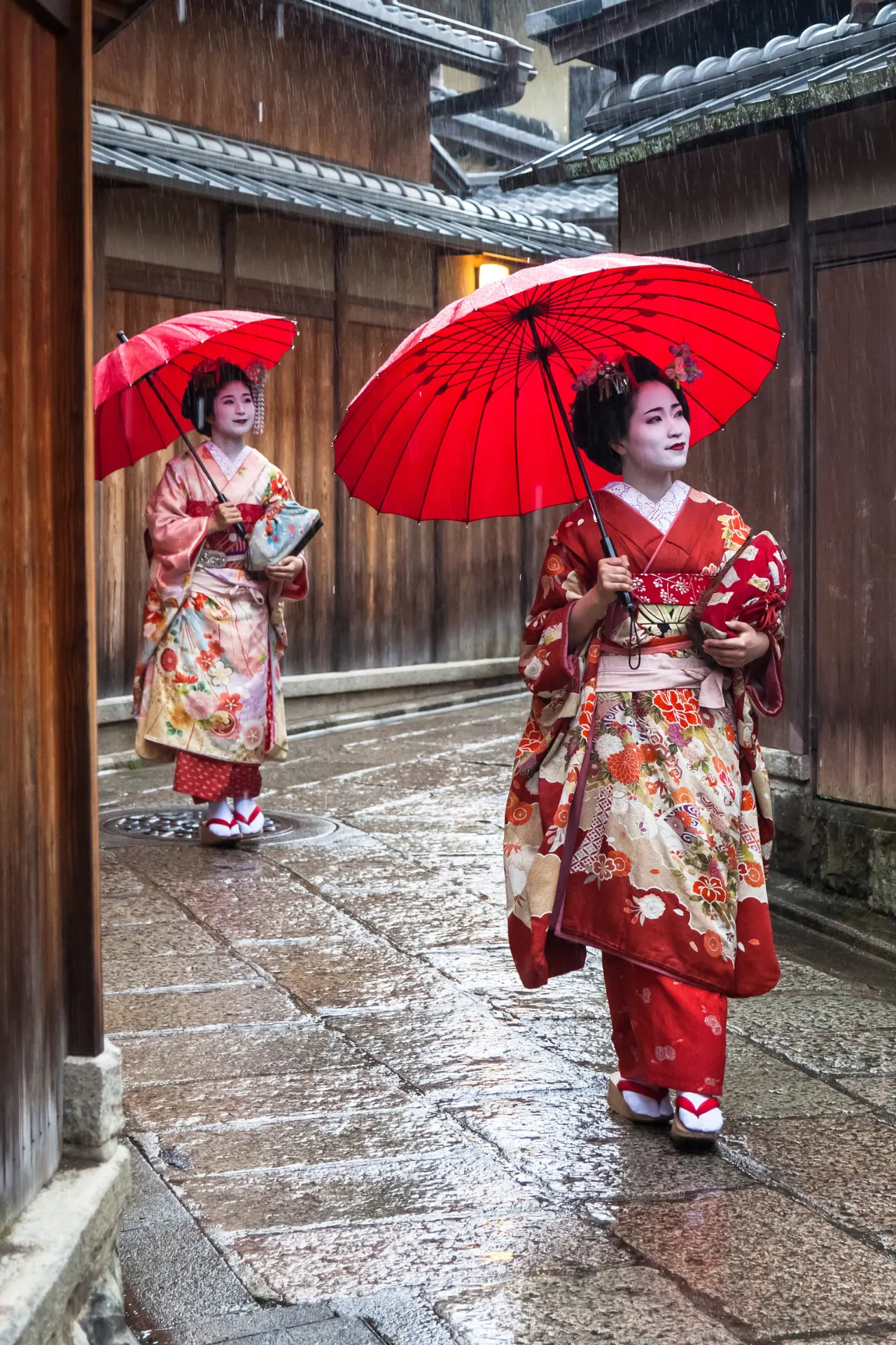 Verken de wijk Gion in de avond, waar de traditionele straten verlicht worden en je, met wat geluk, oude samoerai of geisha’s in hun kenmerkende kleding kunt zien lopen.