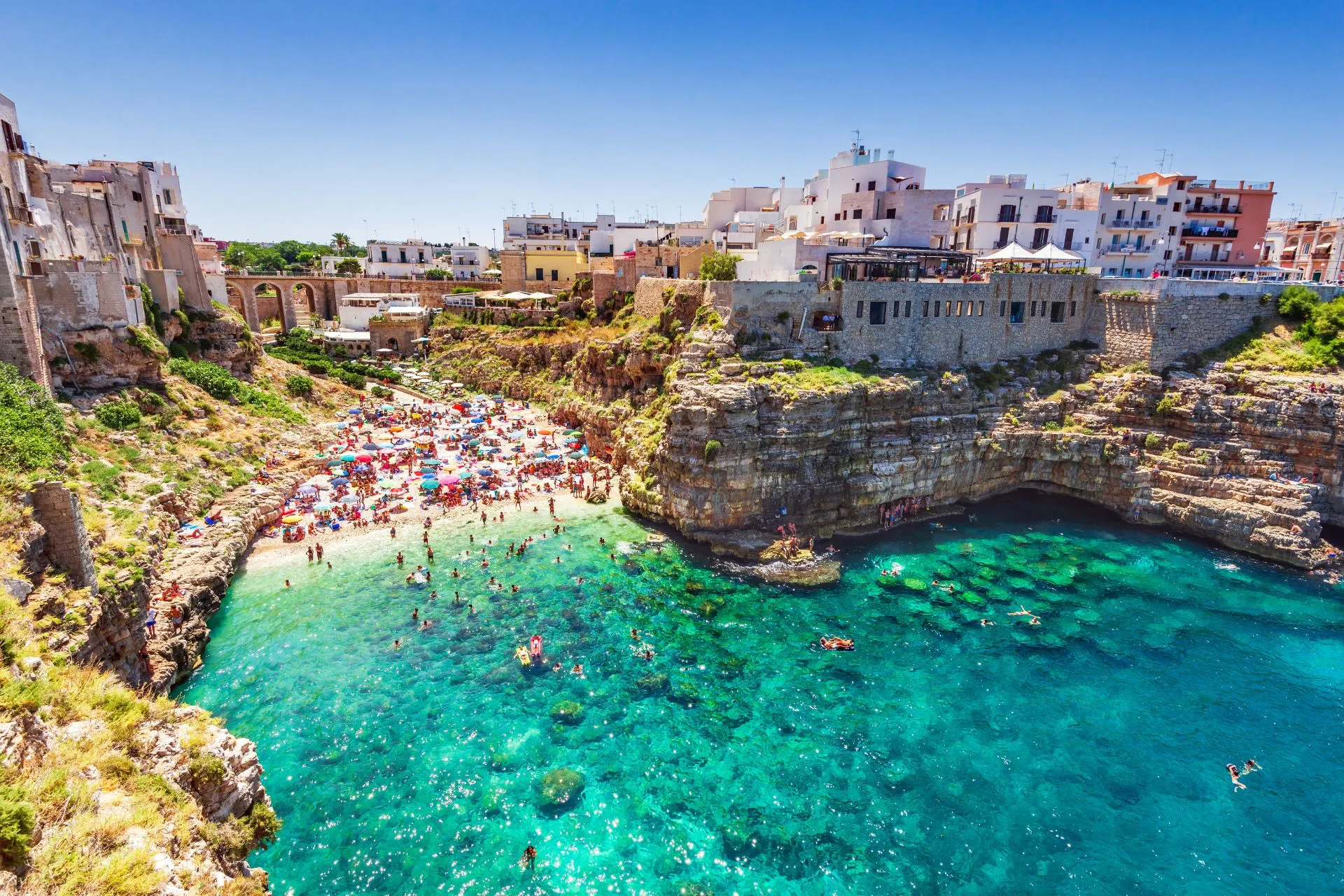 Historisch stadje Polignano a Mare op een klif aan de Adriatische Zee.