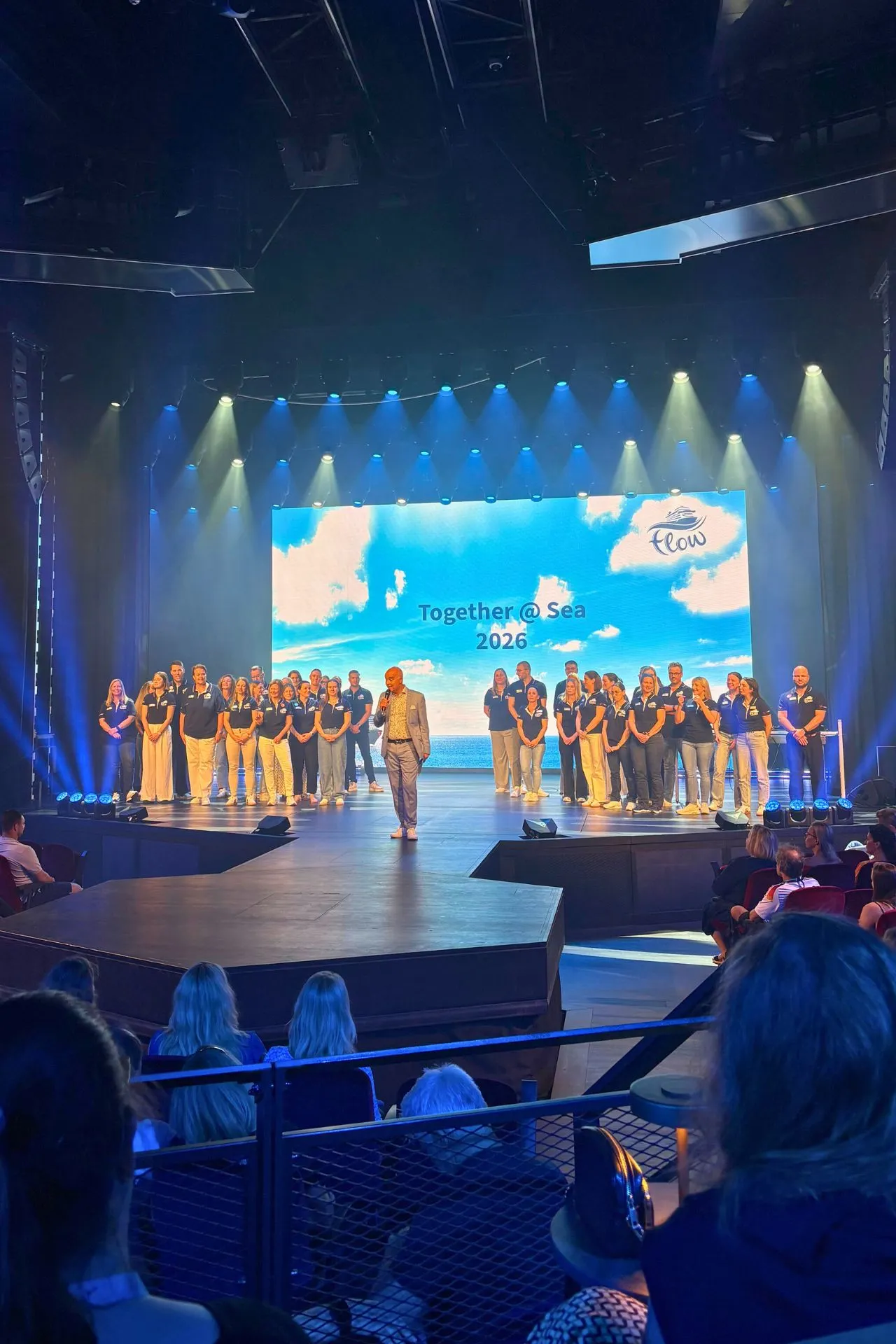 Theater aan boord van de Mein Schiff Flow waar gasten kunnen genieten van diverse shows, presentaties en entertainment tijdens een cruise. Het moderne theater beschikt over professionele verlichting, een groot podium en comfortabele zitplaatsen. Tijdens een zeedag of in de avonduren vormt dit een van de centrale ontmoetingsplekken op het schip.