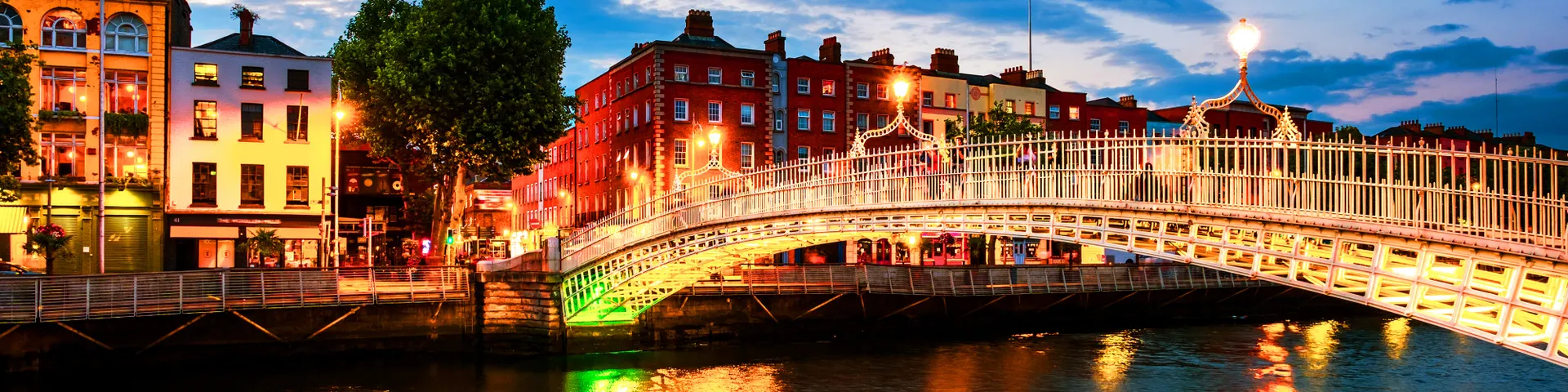 Stedentrip Dublin - Dublin, de bruisende hoofdstad van Ierland, is een ideale bestemming voor een stedentrip. Deze charmante stad aan de oostkust biedt een perfecte mix van rijke geschiedenis, culturele bezienswaardigheden en een levendige sfeer. Met zijn gezellige pubs, indrukwekkende kathedralen en prachtige parken heeft Dublin voor elke reiziger iets te bieden. Ontdek de verhalen van beroemde schrijvers, proef de lokale Ierse keuken, en verken de beroemde pubs in Temple Bar. Of je nu houdt van kunst, geschiedenis, winkelen of gewoon ontspannen in een park, Dublin biedt een onvergetelijke stedentrip.